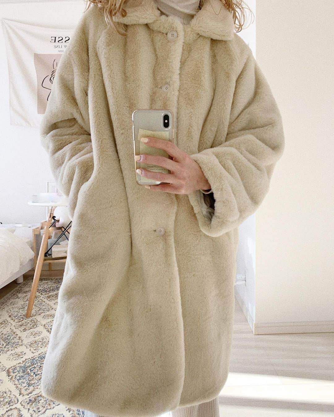 中谷愛さんのインスタグラム写真 - (中谷愛Instagram)「1/7 発売のlong fur coat..🤍  ほんと~~にあったかくて軽くて肌触り抜群の万能コート。最近毎日着てるお気に入り~~ ファーコートとしてもナイロンコートとしても着れるリバーシブル仕様です🪄 ぜひ、お楽しみに💞  そして改めまして.. 2021年もLit.をどうぞよろしくお願いします💋 #lit. @lit_offi」1月5日 19時46分 - aixox3
