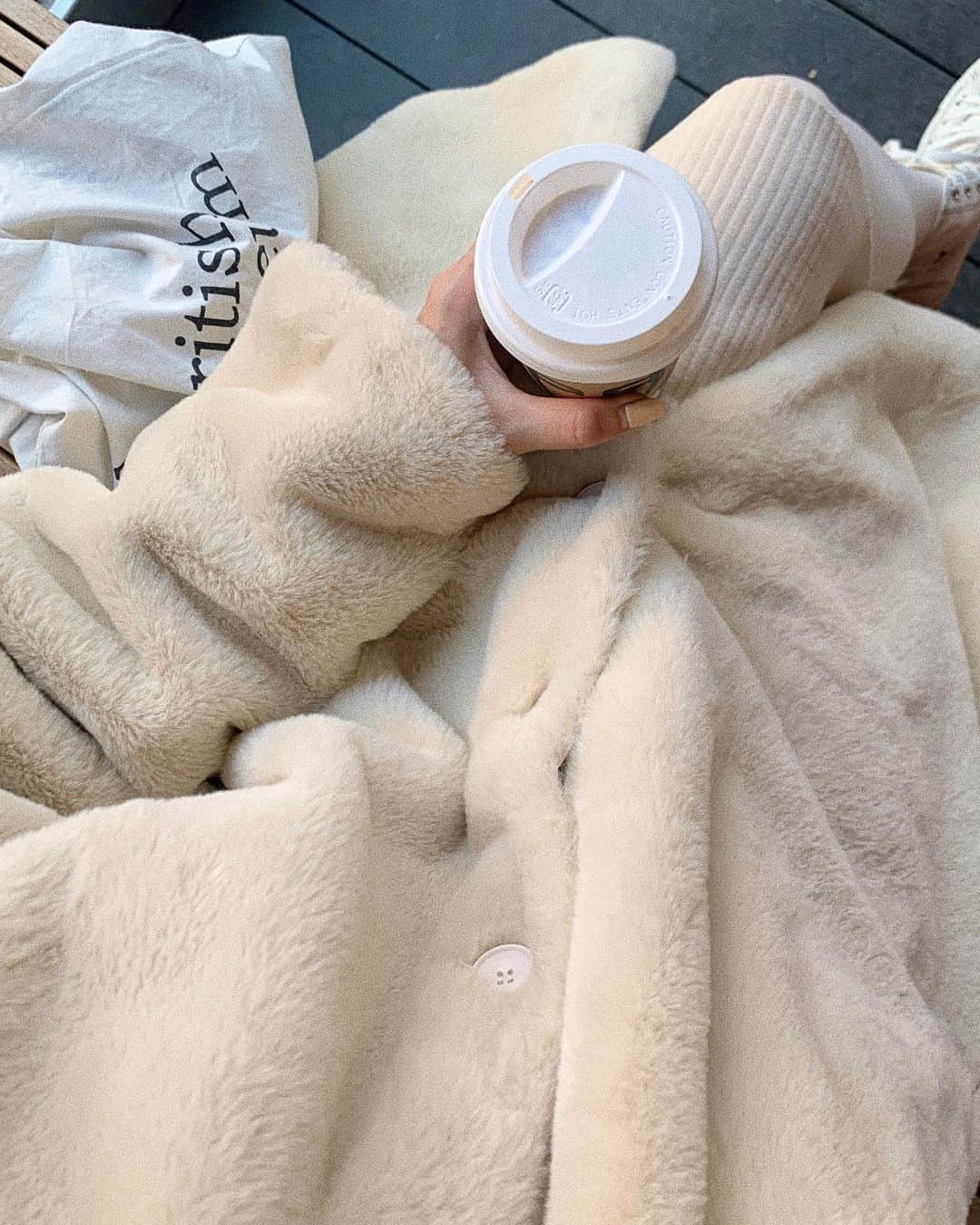 中谷愛のインスタグラム：「1/7 発売のlong fur coat..🤍  ほんと~~にあったかくて軽くて肌触り抜群の万能コート。最近毎日着てるお気に入り~~ ファーコートとしてもナイロンコートとしても着れるリバーシブル仕様です🪄 ぜひ、お楽しみに💞  そして改めまして.. 2021年もLit.をどうぞよろしくお願いします💋 #lit. @lit_offi」