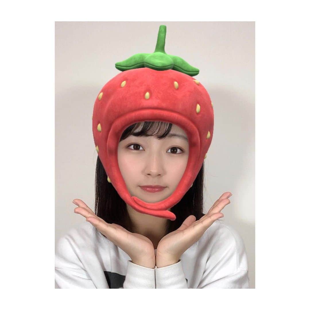 戸田華鈴のインスタグラム：「1/5はイチゴの日🍓 ･ ･ ファンの方のツイートを観てやりました。笑  #いちごの日 #いちごの日🍓 #🍓 #イチゴの日 #イチゴの日🍓」