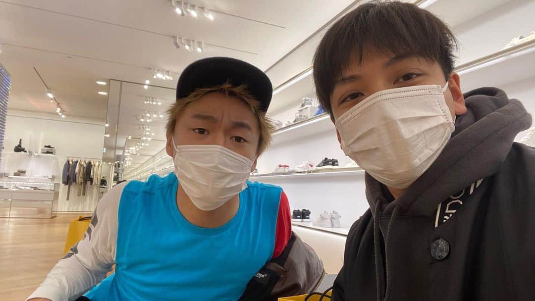 ジョージのインスタグラム：「初売りを探しに行った年始でした。」