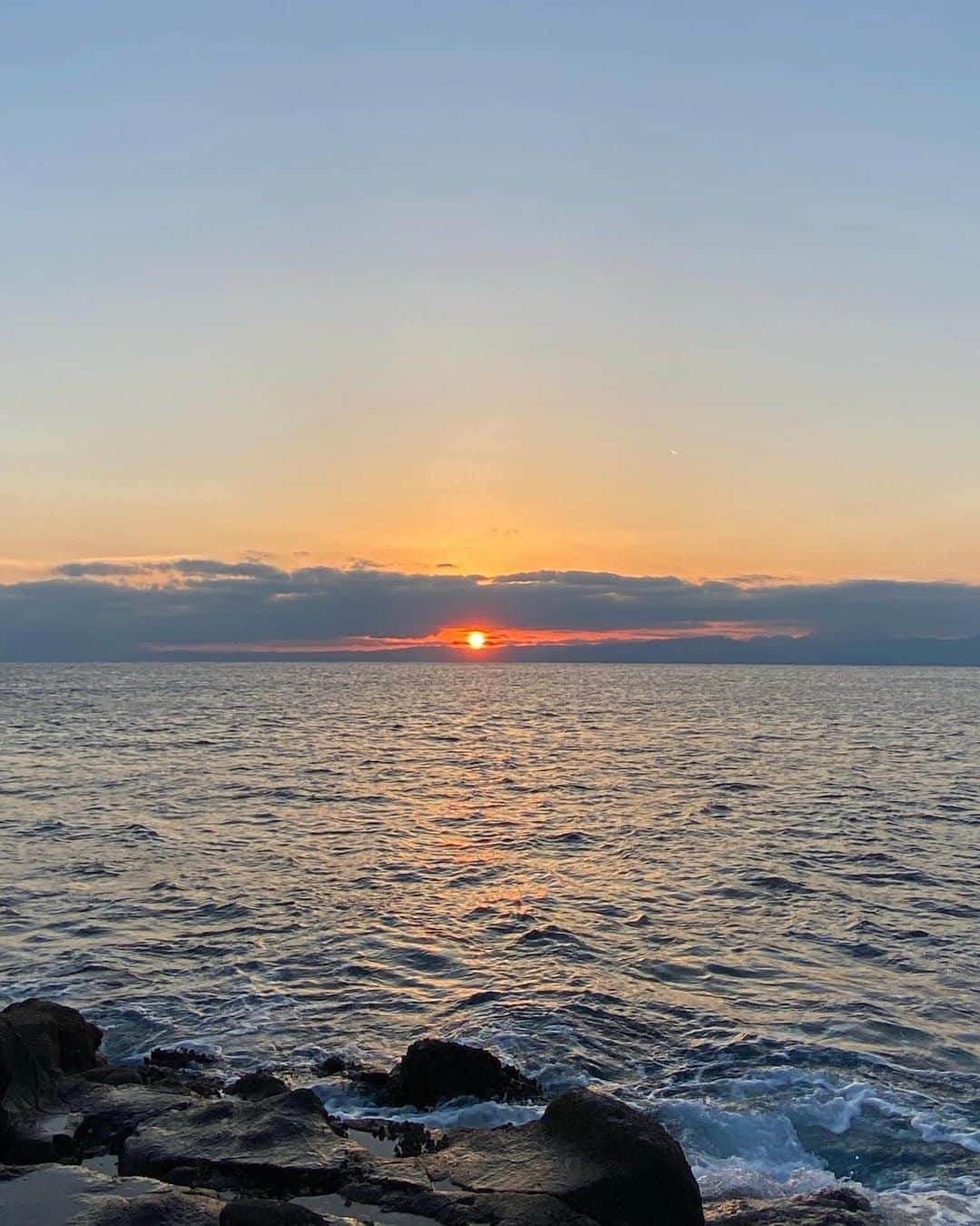 内山愛さんのインスタグラム写真 - (内山愛Instagram)「大好きな江ノ島のサンセット！  帰りはヒィヒィ言いながら階段登ったけど、 この景色のために頑張るよ〜！笑  私の中のパワースポットです🎍🌅  #江ノ島 #サンセット　#2021年」1月5日 19時49分 - ai_uchiyama