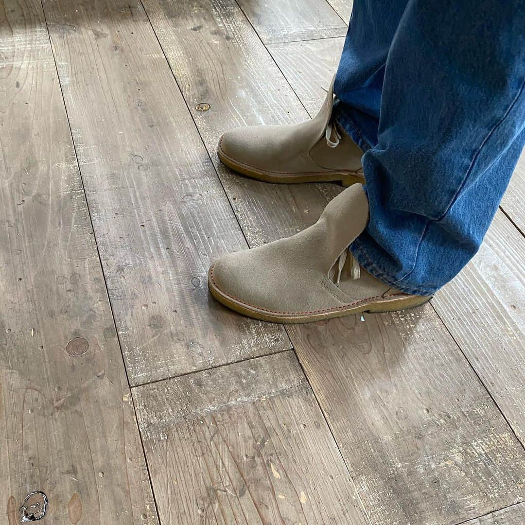 STYLERのインスタグラム：「明けましておめでとうございます。本年も何卒よろしくお願いいたします。  というわけで、2021年初出勤の足元は#ととのいま品 で紹介中のクラークス×ビームスのデザートブーツ。通称「インサイドアウト」。たまらずA CHI CHI A CHIと歌い出したくなるような、ホットでクールな面構えがお気に入りです。90’sライクな色落ちのデニムはセールで手に入れたリーバイススケートボーディング。今年はデニムにお世話になることが増えそうな、そんな気分です。  #clarks #clarksdesertboots #insideout #goldfinger #levis #levisskateboarding #beams #あーちーちーあーちー #編集部の足元」