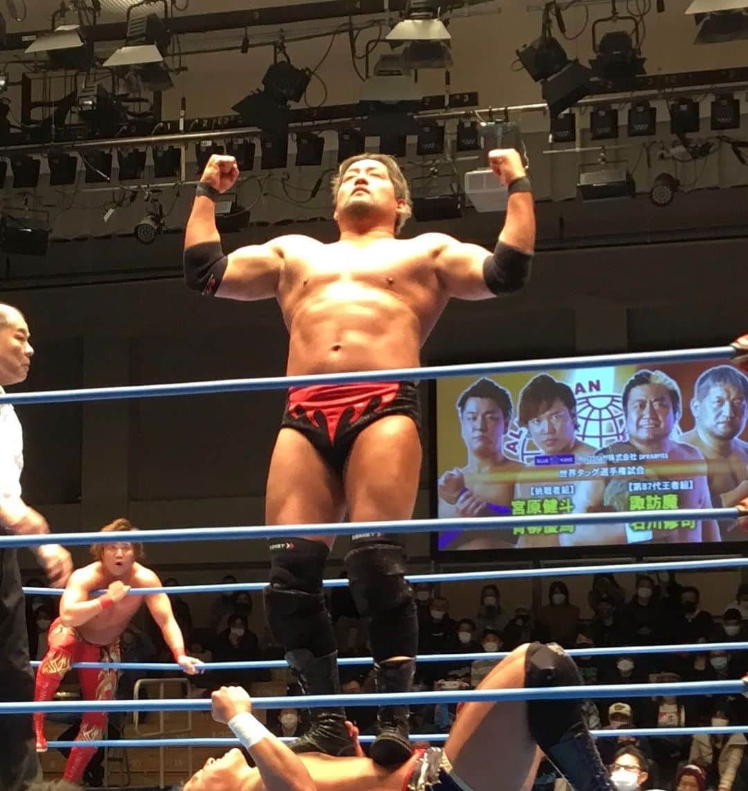 石川修司のインスタグラム：「新春マッスルポーズ。」