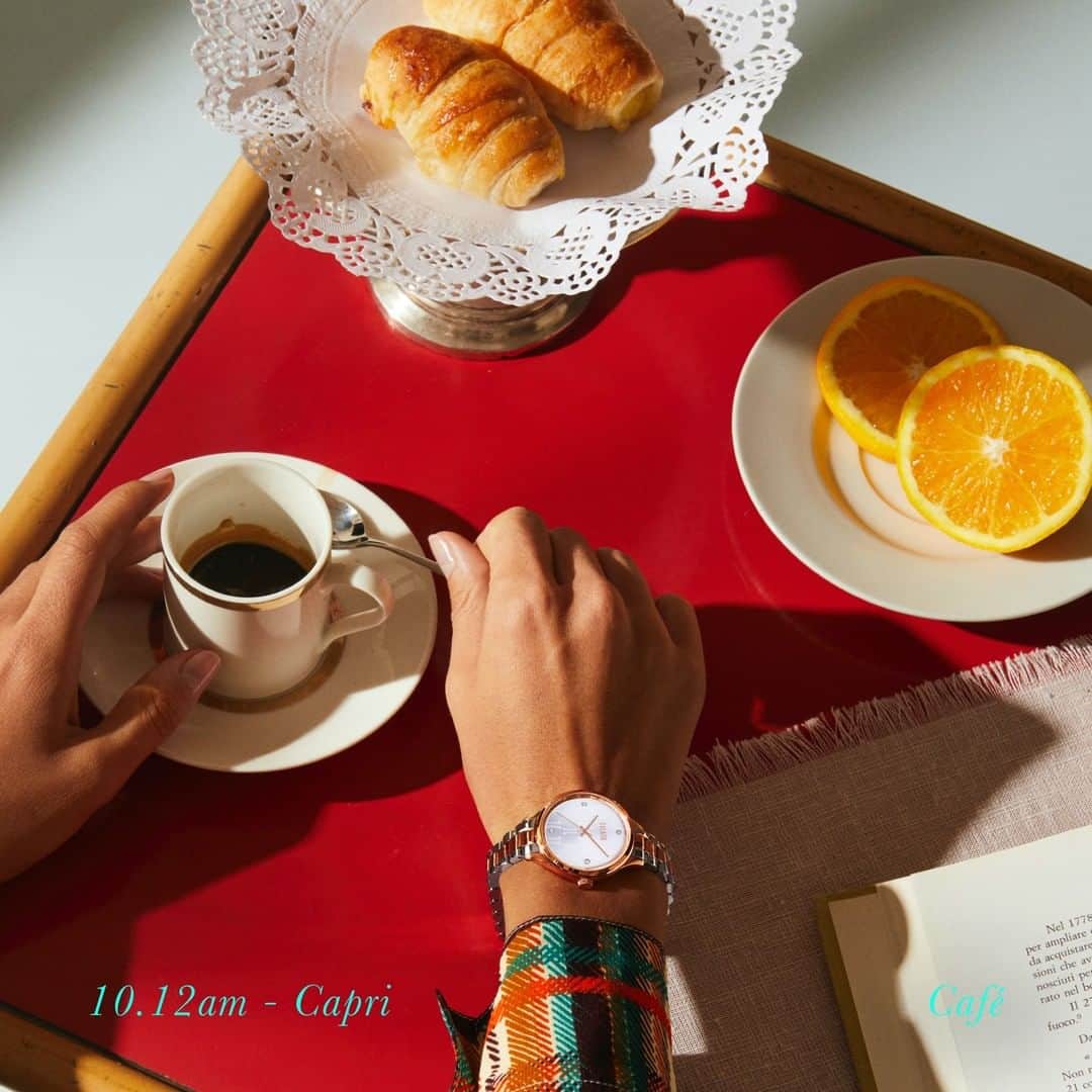 プリマクラッセさんのインスタグラム写真 - (プリマクラッセInstagram)「10.12 am - #Capri café Starting the daily journey with more than a typical espresso: cream horns, oranges all around. While getting lost in the pages of a book, savouring the taste of an Italian romance.  #AM1Cwatches」1月5日 20時00分 - alvieromartini1classe