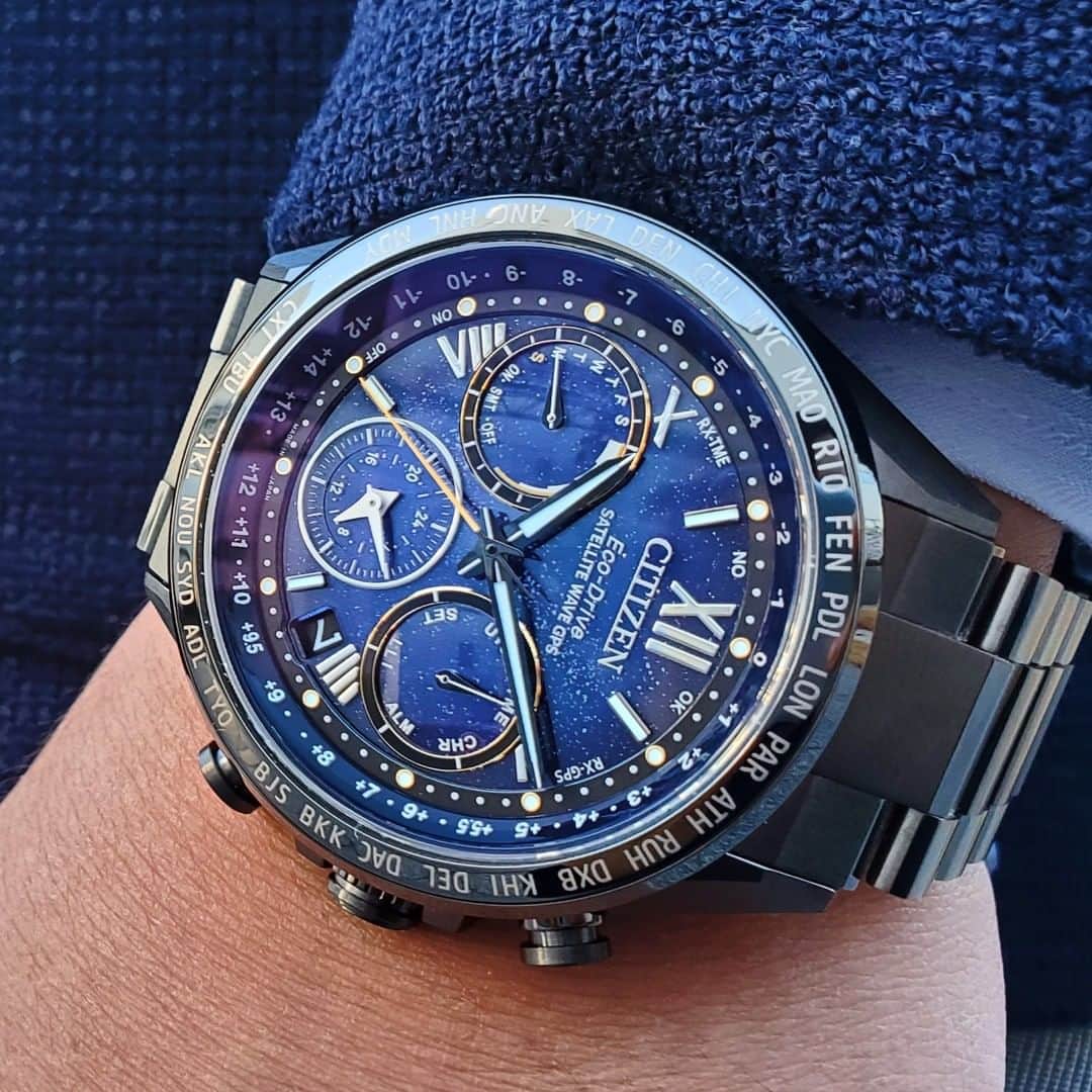 CITIZEN（シチズン時計）さんのインスタグラム写真 - (CITIZEN（シチズン時計）Instagram)「無限の可能性を秘めた『宇宙』をイメージ😳 ・ 『シチズン コズミックブルー コレクション』 ・ １月２日、数量限定で発売開始しました！ ・ ４モデルのうち、今日は『アテッサ』『エクシード』をご紹介です！ （レディスモデルは過去の投稿をご覧くださいね！） ・ キズに強く、軽く、サビにくく、肌にやさしく、しかも美しい。 ・ シチズン独自の素材“スーパーチタニウム™”の心地よさをすべての人に感じていただきたい。そんな想いで作りました。 ・ （可能な範囲で）実際に着けて体感いただきたいモデルです😃 ・ ■１枚目『シチズン アテッサ』 ・ 宇宙の壮大さを印象づける青と濃紺のグラデーションと、 ・ ローマ数字がエレガント。 ・ 定期的な電池交換・時刻合わせの要らない 光発電エコ・ドライブ搭載のGPS衛星電波時計です。 ・ CC4015-86L [ 世界限定 1,300本 ] ¥286,000税込（税抜価格¥260,000） ・ ・ ■３枚目『シチズン エクシード』 ・ 薄型＆シンプルなケースに、銀河をイメージした繊細なラメを施したデザイン。 ・ サファイアガラスの外周は、宇宙の神秘現象「黄道光」を表現しています😳 ・ AS7164-99L [ 限定700本 ] ¥209,000税込（税抜価格¥190,000） ・ 詳細は @citizenwatchjp　ストーリーズより　『コズミックブルーコレクション』スペシャルサイトをご覧くださいね！ ・ #シチズン #時計 #腕時計 #watch #watches #japanwatch #citizenwatch #マイシチズン #冬コーデ #アクセサリー #クロスシー #シチズンクロスシー #ニットコーデ #冬コーデ #限定モデル #アクセサリー #手元くら部 #時計好き #時計好きな人と繋がりたい #コズミックブルー #限定モデル #宇宙 #スーパーチタニウム #置き画 #置き画くら部 #クロスシー #シチズンアテッサ #citizenattesa #謹賀新年 #初売り」1月5日 20時00分 - citizenwatchjp