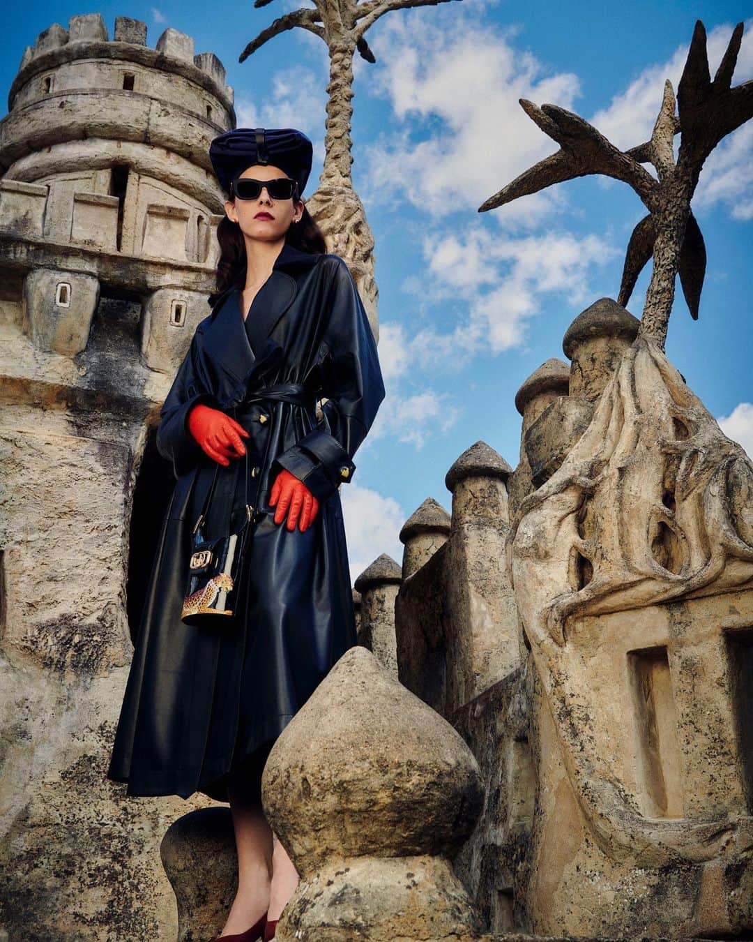 ランバンのインスタグラム：「#LanvinSS21 - outfits are carefully composed, with gloves, shoes, turban hats, sunglasses, referential to the glamour of interwar couture, and the fantasy of fashion proposed by cinema. #LePalaisIdeal」
