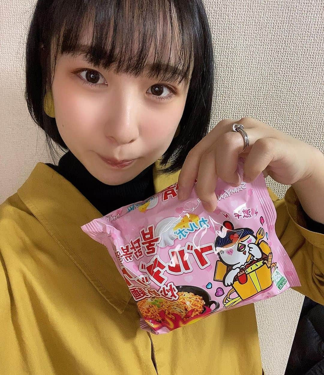 伊藤雨音さんのインスタグラム写真 - (伊藤雨音Instagram)「#ブルダックチャレンジ   最近辛いのにハマってるのでチャレンジ…!! 大好きな卵を上に乗せてみました🥚 卵はマヨネーズを混ぜて、マイルドになる様に!!間にはとろけるチーズも入れて!!  でも激辛でした。私にはまだ辛すぎた、牛乳用意すべきだった…笑  #ブルダック炒め麺」1月5日 20時01分 - mew_galaxy