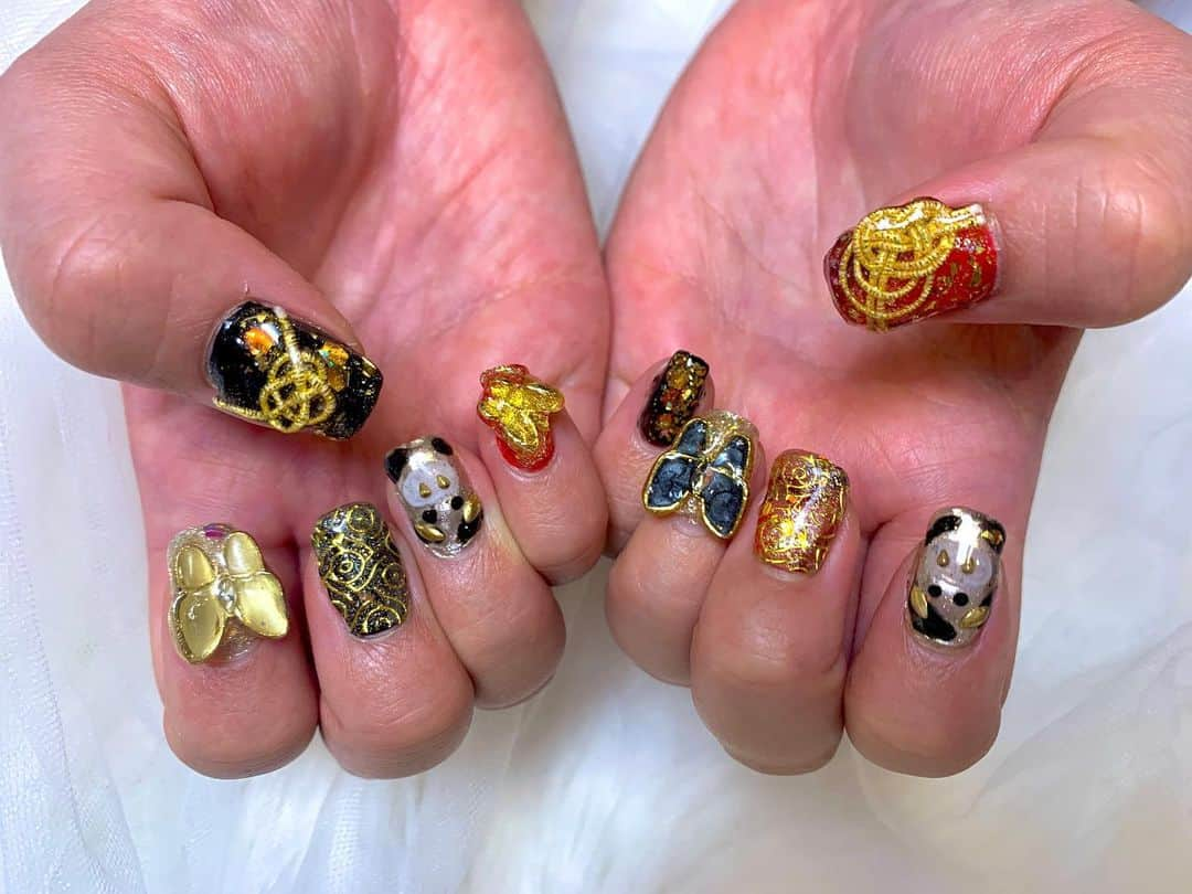 すうれろのインスタグラム：「NEW💅セルフジェルネイル  おめでたいお正月をイメージした和風ネイルをしました🎍干支の丑🐄さんもデザインに入れてみたけど分かりますか😂？もっと大人っぽい丑さんにすれば良かった。  またネイルの動画も自己満記録になりそうだけどあげてみようかな…。  #正月ネイル #和風ネイル #お正月ネイル #成人式ネイル #セルフジェルネイル #セルフネイル #nails #nailart  #별빛네일 #아이스젤 #자석젤 글리터네일 #홍대네일 #연남동네일 #호네일 #글리터젤 #글리터젤네일」