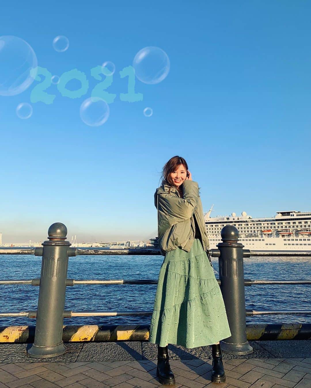 金子栞のインスタグラム：「遅くなりましたが…  HAPPY NEW YEAR 🐄❤︎  楽しく良い一年になりますように。 今年モォ~よろしくお願いします。  #丑年#2021」