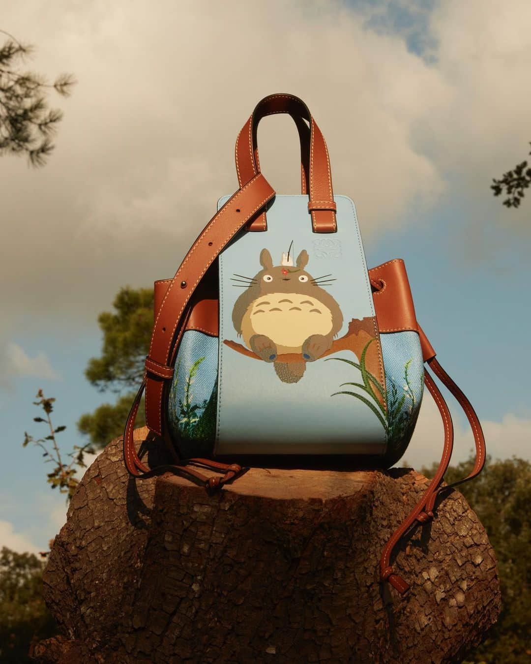 DOVER STREET MARKET GINZAさんのインスタグラム写真 - (DOVER STREET MARKET GINZAInstagram)「LOEWE x My Neighbor Totoro collection launches on 8th January at Dover Street Market Ginza 5F @loewe space. @jonathan.anderson @doverstreetmarketginza #LOEWEtotoro #doverstreetmarketginza」1月5日 19時57分 - doverstreetmarketginza