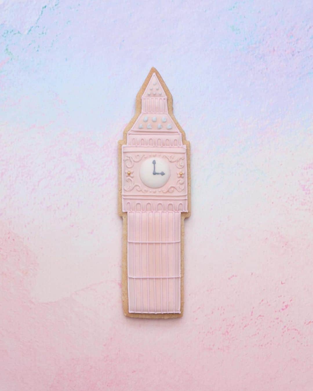 KUNIKAのインスタグラム：「Big ben cookie🇬🇧 I'm waiting for spring...  今日からイングランド全土が再びロックダウンに。 ロンドンは12月からずっとロックダウンみたいなルールが続いていたし、イギリスの新規感染者数も1週間以上毎日5万人以上という数字だったのでさほど驚きはしないのだけども。 なんかもう、はやく春になってほしいよ🌸  #artofkunika」