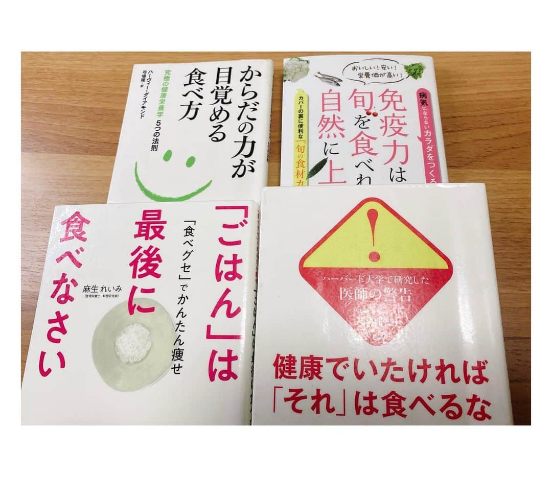 酒井瞳さんのインスタグラム写真 - (酒井瞳Instagram)「不安な日々が続きますが、私たちがすべき事はまず自己管理をしっかりする事🙌✨ たくさん勉強して良かったと実感したことを発信していきます✍🏻❤️  相変わらずお家ご飯は茶色い物ばかりで全く映えないですが、身体に良いのは間違いないのでよし😆🙌🙌笑  旬の食材をふんだんに使った作り置きごはん  ＊ブロッコリーのペペロンチーノ 風邪などの感染予防・胃腸の働きを整える ＊切り干し大根の煮物 食物繊維とカルシウムが豊富 ＊ひじきの煮物 鉄分・マグネシウム(身体で作れないミネラルを補給) ＊干し筍のきんぴら 新陳代謝を高める・浮腫みが気になったので ＊春菊とエリンギのねりごまポン酢 ビタミン豊富 ＊イカと大根の煮物 肝機能をアップ・貧血・婦人科系のトラブル改善 ＊紅白なます お正月感(笑) 今回にんじんを大量に使ったのですが、にんじんには粘膜や皮膚を丈夫にする栄養があるのでコロナ対策として取り入れました💪✨  あとはカラフルサラダに具沢山お味噌汁🤤 お味噌は赤味噌を使う様にしてるよー🤗 原料がお豆のみなので🙋‍♀️  お正月ちょっと食べすぎたので今日からしっかりリセットだ😋 身体の状態に合わせて献立考えるのも楽しい😊⭐️  そして嬉しいお知らせ‼️ 私の兄 @terrace_j.2018 が１月２８日１５時からzoomで無料オンラインセミナーを開催してくれます✍🏻 健康を作るための知識をみんなで一緒に勉強しましょう😆 参加の際は @terrace_j.kadogawa をフォローしてDMでパスをお伝えします😊  #お家ごはん #健康 #健康オタク #作り置き #ダイエット #栄養 #自己管理 #免疫力アップ #コロナ対策 #腸活 #トレーナー #元気 #食べるの大好き」1月5日 19時59分 - s.sakaihitomi