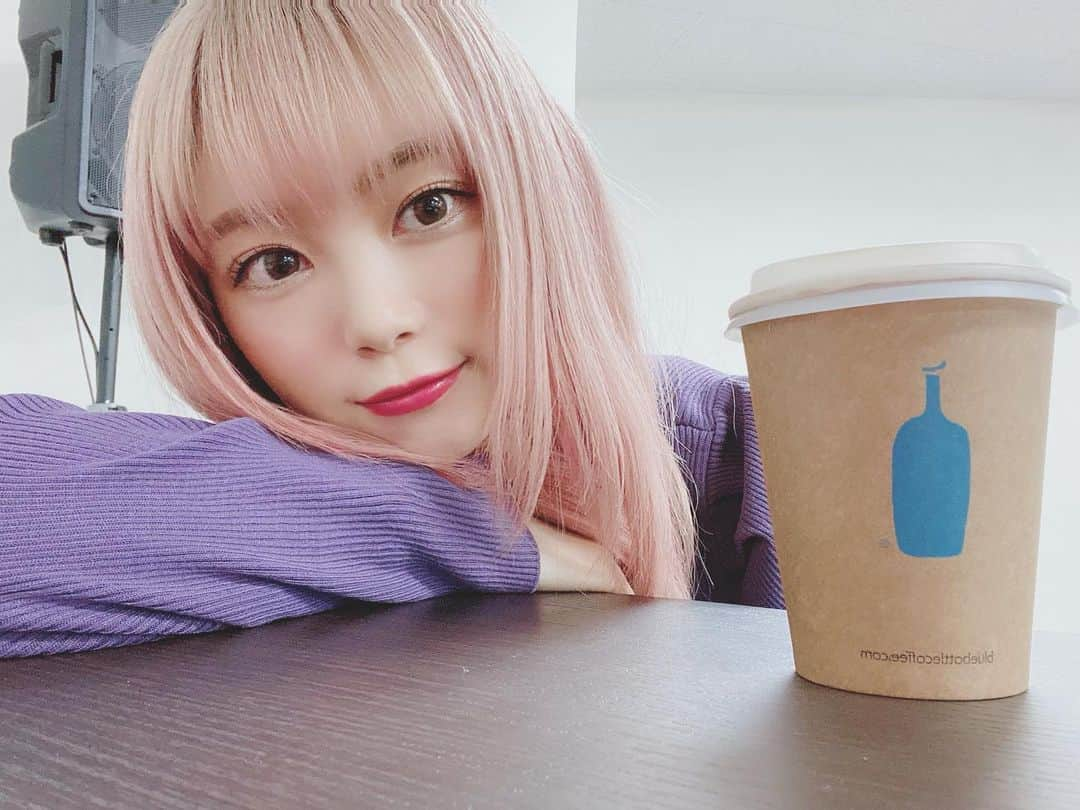 美木優希奈のインスタグラム：「・ みんなはコーヒーすきですか？  ・ ・  #bluebottlecoffee  #bluebottlecoffeejapan  #instafashion  #pinkhair #makeup #hairmodel #instagood  #instafashion #singersongwriter #ボーカルユニット  #撮影 #ヘアカラー  #冬服コーデ  #おうち時間  #弾き語り女子  #ギター女子  #ヘアスタイル #ピンクヘアー  #冬ヘアカラー  #インナーカラーピンク  #インナーカラー  #ピンクグラデーション  #サロンモデル #サロンモデル依頼受付中  #案件募集  #弾き語り  #おしゃれさんと繋がりたい  #音楽好きな人と繋がりたい  #かわかっこいい」