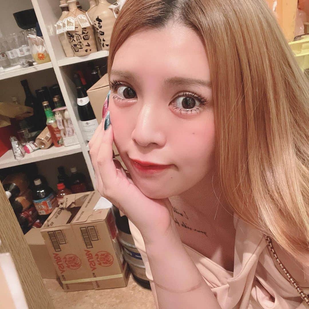 坂口杏里のインスタグラム：「❤️club  SLOW❤️ 21:00オープンです💁‍♀️ 私は今日は22:00ころ出勤 です🥰 今日も楽しく明るく笑顔で いきましょーい💕  club  SLOW 新宿区歌舞伎町1-9-6 三経32ビル3F 0332008522」