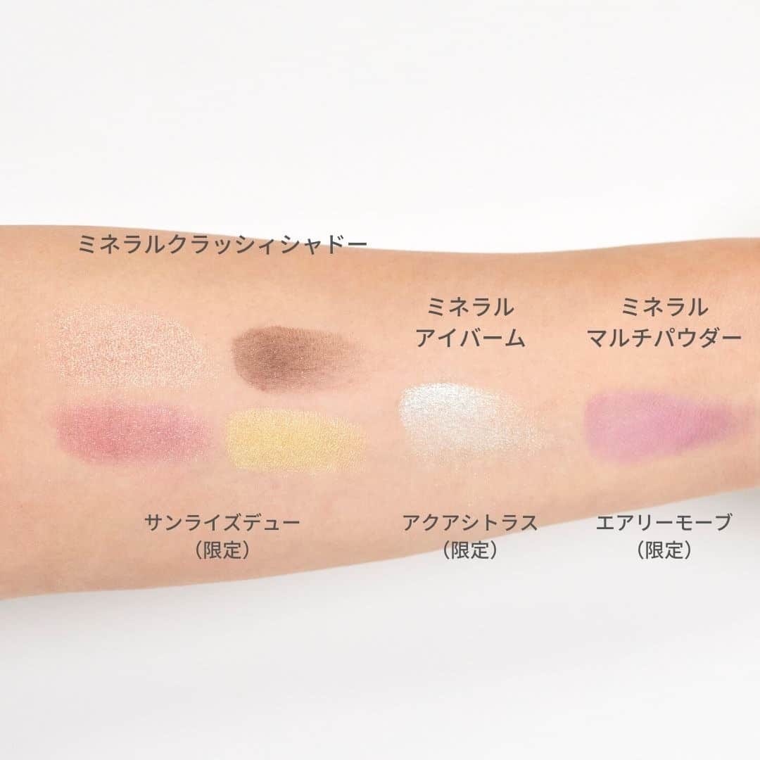 Lulucosさんのインスタグラム写真 - (LulucosInstagram)「1月6日発売のコスメは… ____ ETVOS（@etvos.jp） * 2021SS COLLECTION 「release yourself」 * ＊ミネラルクラッシィシャドー　限定１色 4,000 円＋税 * ＊ミネラルアイバーム　限定１色 2,500 円＋税 * ＊ミネラルマルチパウダー 限定１色 2,300 円＋税 * ＊ミネラルスムースリキッドアイライナー 限定２色 2,700 円＋税 * ＊ミネラルルージュ 新１色、限定１色 各3,000 円＋税 ____  Editor's comment 「アイパレットは今季も争奪戦の予感です😳✨一気に春カラーのコスメたちで、幸せな気分になれますね🥰」 * * ココがPoint☝️ * 1 日が始まるサンライズの美しさ、緑が芽吹く植物のフレッシュなカラーでつくるコレクション。 ミネラルクラッシィシャドーは、朝露にきらめく、澄んだボタニカルカラーの限定新色。 ミネラルアイバームは、爽やかな青みがかったシトラスカラーで、透明感のあるフレッシュでヘルシーな目元に。 ミネラルマルチパウダーは、野原に咲く繊細なスミレのように、やわらかくてやさしいモーブカラー。 ミネラルスムースリキッドアイライナーは、自然な抜け感と透明感のバランスが絶妙なグレージュブラウン系とやわらかな桜のようなピンクを含んだピンクプラウン系。 ミネラルルージュは、肌になじみやすい黄みニュアンスをもたせたアネモネ色と、わずかな青みを含んだ、主張しすぎず華やかな印象になれるローズカラー。 * *  #etvos #エトヴォス #mineralcosmetics #ミネラルクラッシィシャドー #ミネラルアイバーム #ミネラルマルチパウダー #ミネラルスムースリキッドアイライナー #ミネラルルージュ #ミネラルコスメ #mineralmakeup #ミネラルメイク #石鹸落ちコスメ  #石鹸で落とせる #石けんオフ #敏感肌 #限定コスメ #新作コスメ #春コスメ #春コスメ2021 #おすすめコスメ #スウォッチ画像 #コスメ垢 #美容垢 #ルルコス #lulucos」1月5日 20時02分 - lulucos_official