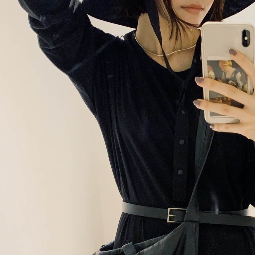 小川琴美のインスタグラム：「アウターの時期終わって欲しい (肩が凝る)」