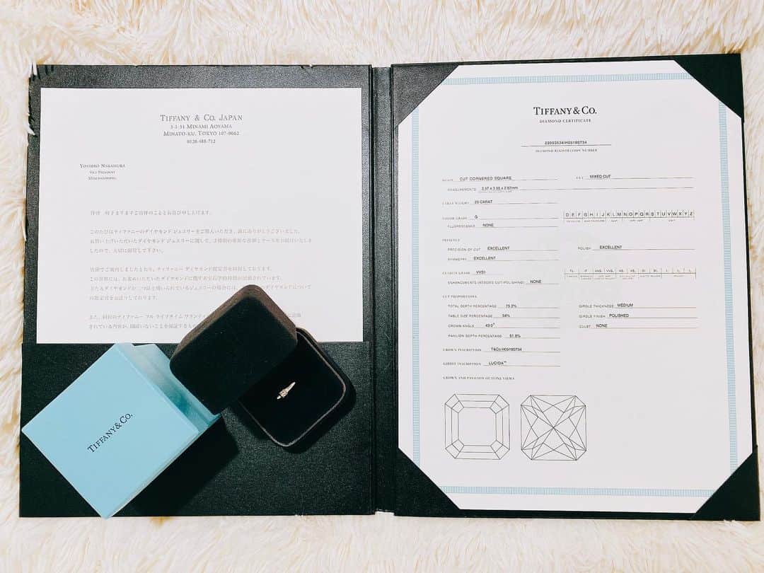 YUJI_MATSUDA_KUNのインスタグラム：「彼女もいないのに、ましてや結婚の予定なんて全くないのに、TIFFANYのエンゲージメントリングを買ってしまいました😂﻿ ﻿ TIFFANYのダイヤモンドのオリジナルカット「LUCIDA」のリング💍﻿ ﻿ 新卒で4℃に入って、辞めてから勉強してGIA GG（米国宝石学会 宝石学修了者）の資格を取っていたので、個人的には唯一人の手で手掛けるカットにこだわって、トリプルエクセレントのグレードにしました！﻿ ﻿ 早くエンゲージメントリングをあげる人と出会わないかなぁ😭😭😭﻿ ﻿ #TIFFANY﻿ #エンゲージメントリング﻿ #LUCIDA﻿ #3EX」