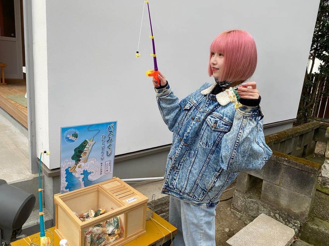 MAYUのインスタグラム：「🎣 取手八坂神社へ⛩ 釣れるバスみくじをしてきたよ ちゃんと絵馬も書いたし 今年は豊漁だといいな🐟✨ #取手八坂神社」