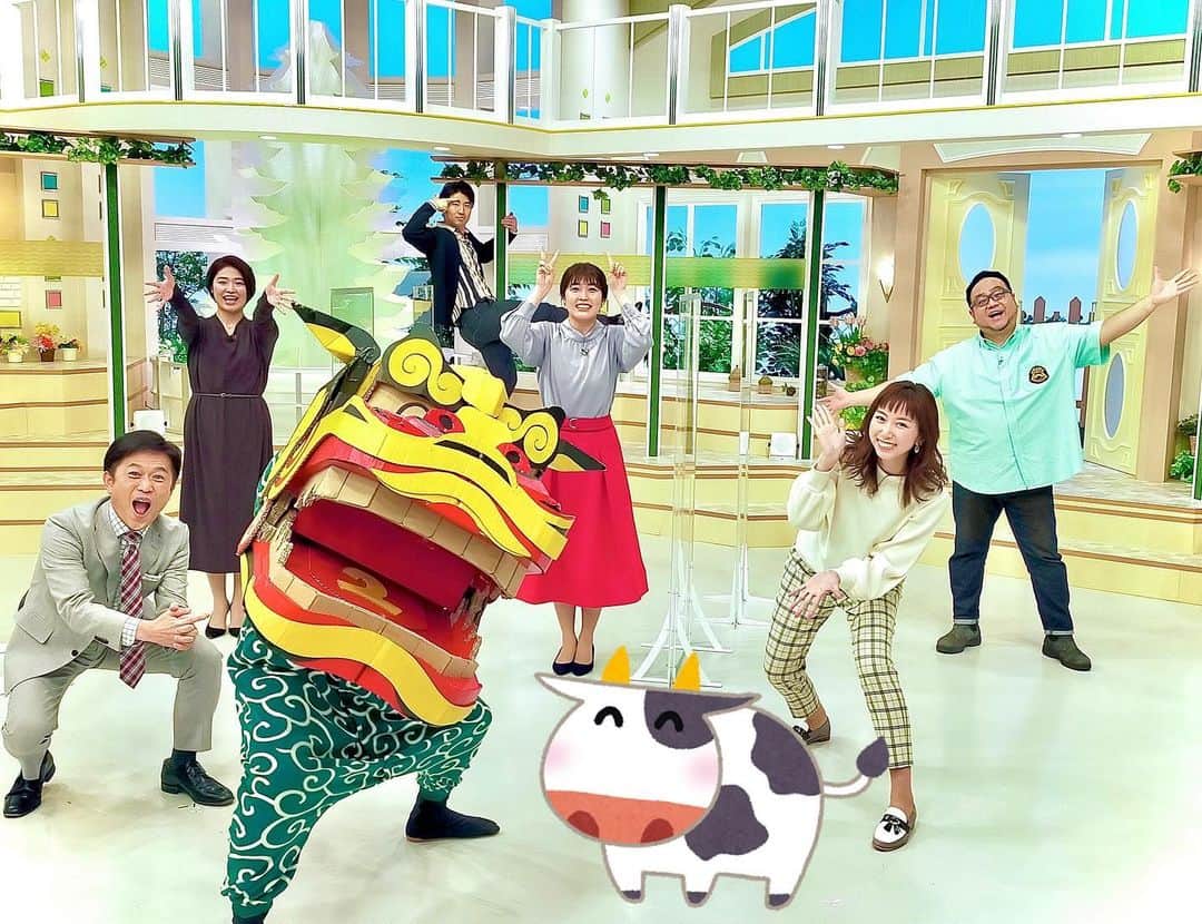 福田太郎のインスタグラム：「はじまりました🐮 １０日ぶりに顔を合わせて挨拶するだけでも なんだか落ち着くイチモニ！メンバー。 こうして元気に、生放送へ臨めるだけで ありがたいなぁと感じる仕事始めでした！ ⠀ 今年も旬な情報を、みんなで賑やかにお届けします😆 ⠀ めでたいときに現れる #獅子モニ このご時世なので大人しくしてたんですが、 せっかくだから…とオンエア終わりに登場！ ⠀ #イチモニ！#2021年 #仕事始め #あけおめことよろ #林和人 #室岡里美 #大野恵 #河野真也 #小俣彩織 #福田太郎 #レモン少年 画面を広く使って、今年は動きます✌️ #丑年 #いらすとや どんどん絵も描きたい🎨」