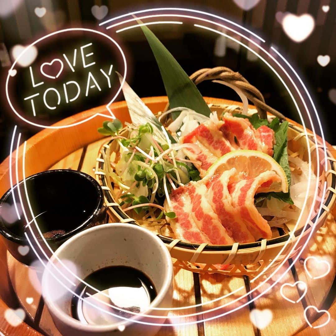 のインスタグラム：「まいど九州魂（くすだま）天王寺店です！  鮮馬刺しフタエゴ！ 歯応えが特徴のバラの部位です！  時短営業ですが、馬刺しで一杯だけでもお待ちしてま〜す！  #阿倍野居酒屋 #阿倍野グルメ #天王寺グルメ #もつ鍋とハイボール #馬刺しと焼酎 #炭火焼きと焼酎 #餃子とビール #活き貝と日本酒」