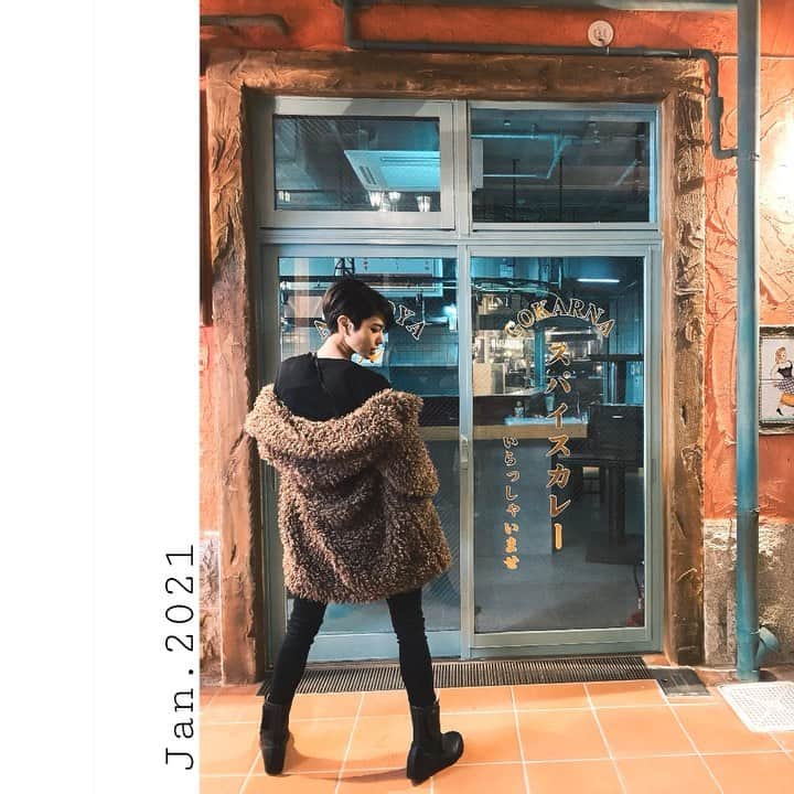 金城優華のインスタグラム：「このお店のフォントがツボ♡  ＊閉店後に見つけたのでお店には行けませんでした。  Outer: @zara  Knit: @uniqlo  Denim: @voyage_boutique_okinawa  Boots:AIZEX  脚とお尻が綺麗に見える 素敵スキニーに プードルみたいなコートのボリューム。  沖縄もモフモフのコートが 着れる期間が長ければいいのに。  #ある日 の金城 #沖繩 #uniqlo  #zara  #voyagegirl  #fashion  #safetyboots   #筋トレ女子」