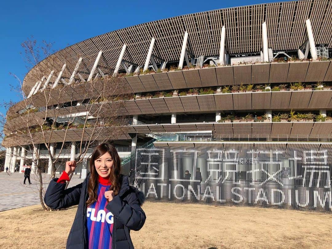 橘ゆりかさんのインスタグラム写真 - (橘ゆりかInstagram)「⚽️🏟✨﻿ ﻿ ﻿ ルヴァンカップが行われた #国立競技場﻿ 新国立になってから初めて入りました！﻿ ﻿ ほんとに屋根に木が使われてたー！！﻿ 開放的でどこを見てもピカピカだったよー✨﻿ ﻿ 記者控室とかの動線は慣れてないのもあるけどややこしすぎました😂1人だったら完全に迷子になってた笑﻿ ﻿ ﻿ 昨日の決戦のニュースや写真を眺めたり幸せに浸っていて…改めてルヴァンカップ開催していただいて感謝です。ありがとうございました🙏﻿ ﻿ 柏レイソルのみなさんもお疲れ様でした🟡﻿ ﻿ ﻿ ルヴァンカップ取材のもようは﻿ J:COM 「FC東京ビバパラダイス」﻿ 1月16日から放送されます🔵🔴﻿ 詳しくはホームページをご覧ください！﻿ ﻿ ﻿ #ルヴァンカップ #新国立競技場 #fc東京 #fctokyo  #橘ゆりか #jcom #fc東京ビバパラダイス #ビバパラ #nationalstadium #levaincup」1月5日 20時08分 - yuricalcal