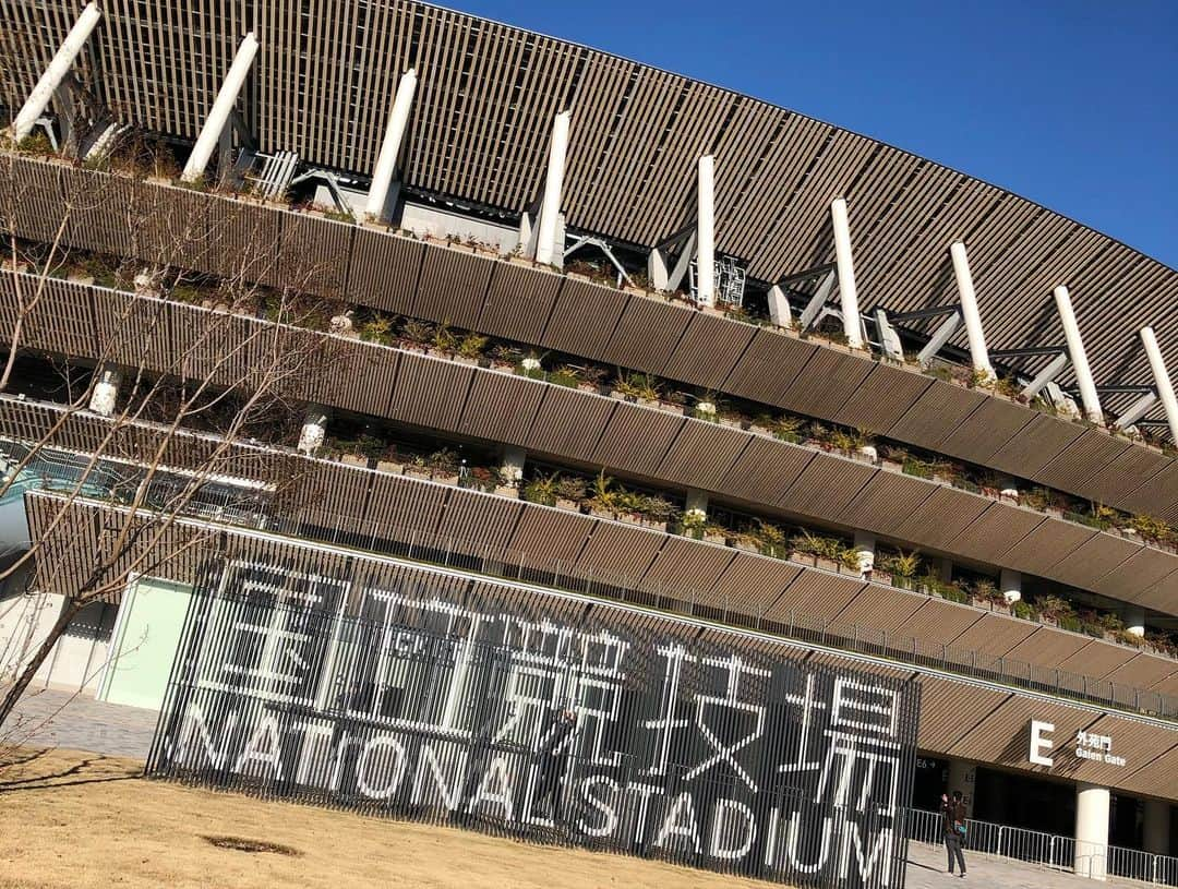 橘ゆりかさんのインスタグラム写真 - (橘ゆりかInstagram)「⚽️🏟✨﻿ ﻿ ﻿ ルヴァンカップが行われた #国立競技場﻿ 新国立になってから初めて入りました！﻿ ﻿ ほんとに屋根に木が使われてたー！！﻿ 開放的でどこを見てもピカピカだったよー✨﻿ ﻿ 記者控室とかの動線は慣れてないのもあるけどややこしすぎました😂1人だったら完全に迷子になってた笑﻿ ﻿ ﻿ 昨日の決戦のニュースや写真を眺めたり幸せに浸っていて…改めてルヴァンカップ開催していただいて感謝です。ありがとうございました🙏﻿ ﻿ 柏レイソルのみなさんもお疲れ様でした🟡﻿ ﻿ ﻿ ルヴァンカップ取材のもようは﻿ J:COM 「FC東京ビバパラダイス」﻿ 1月16日から放送されます🔵🔴﻿ 詳しくはホームページをご覧ください！﻿ ﻿ ﻿ #ルヴァンカップ #新国立競技場 #fc東京 #fctokyo  #橘ゆりか #jcom #fc東京ビバパラダイス #ビバパラ #nationalstadium #levaincup」1月5日 20時08分 - yuricalcal