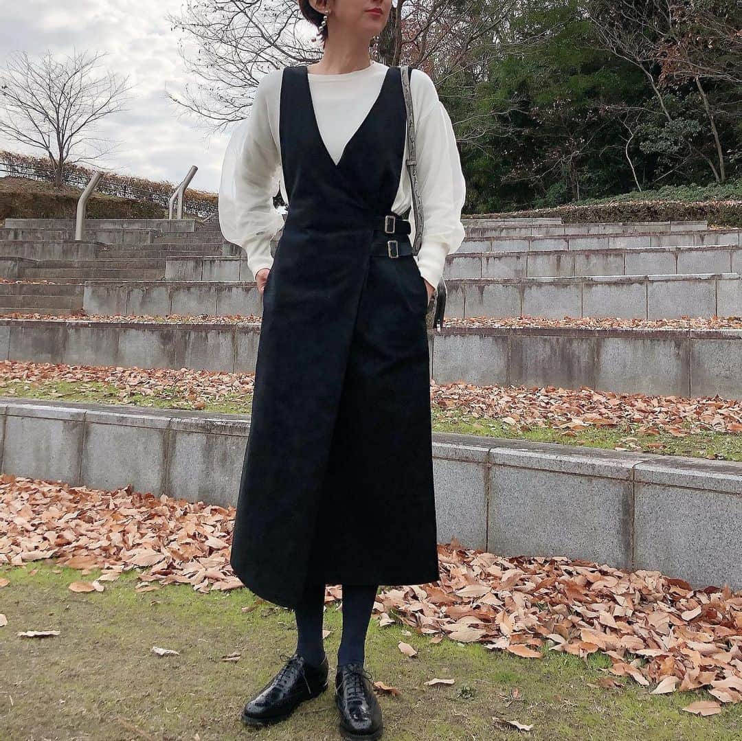 石井のり子のインスタグラム：「** #ootd  車にコートを置き忘れて なんだか寒々しくなってしまいましたが🥲 今日は12794歩 歩きました。 ダイエットモード突入です🐆 * * tops @styledeli_official  jumper skirt @romile_official  shoes @churchs  * *  #ootd#outfit#coordinate#fashion#fashion style#ママコーデ#ママファッション」