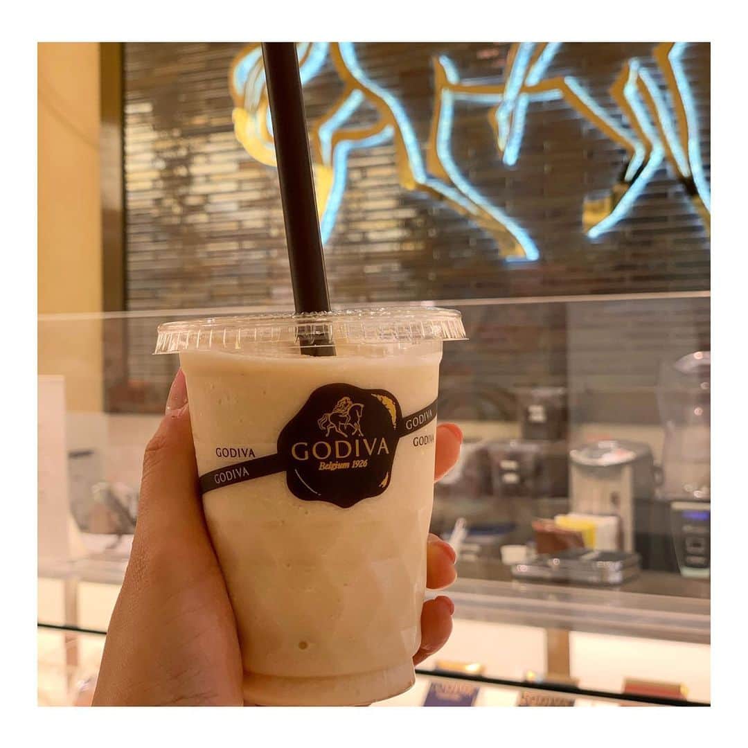 篠原菜月のインスタグラム：「@godiva_japan 💕 ゴディバのカカオフルーツジュースが新登場していてさっそく！さっぱりとした甘みでおいしー！﻿ ﻿ ミネラル・ビタミンなども豊富で、スーパーフードとしても重宝されてる、カカオの果実「パルプ」を新鮮なうちに果肉ごと丁寧に搾っているそう。﻿ これがカカオなの？！とチョコレートとは違うカカオが楽しめます😋💕﻿ ﻿ ﻿ #ゴディバ#GODIVA#カカオフルーツジュース#カカオ#新登場#チョコレートとは違う#godiva_japan#sweet」
