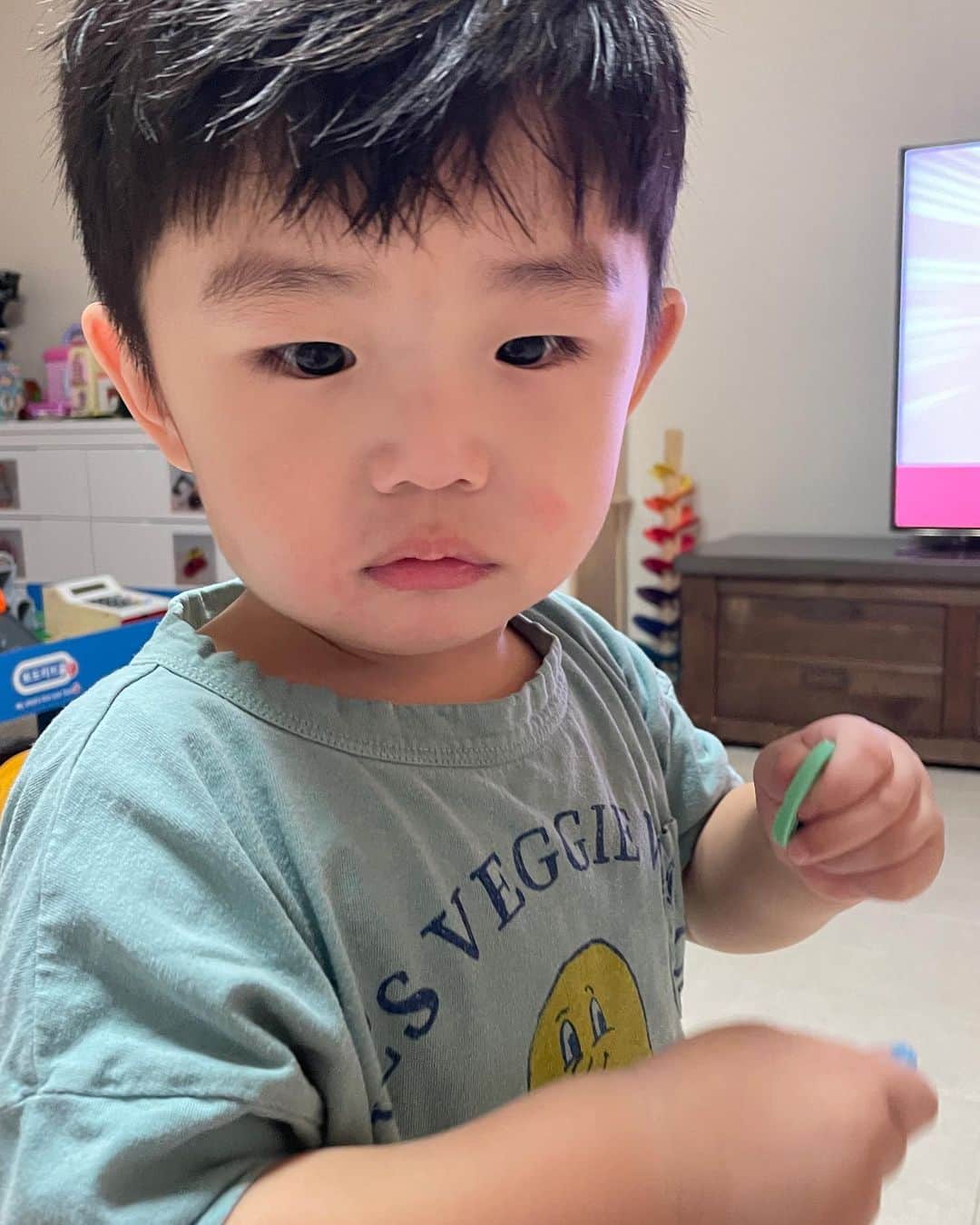 キム・ビヌさんのインスタグラム写真 - (キム・ビヌInstagram)「아이들이 크면 나와 더더더 잘 놀아줄듯 합니다 😝❤️  📍아하바 헤어케어&샤워젤 공동구매는 오늘까지에요 미입금자는 내일 오전까지 입금하시면 취소 아니되세요 🙏🏻  밖이 너무 춥네요  따뜻하게 가족들과 행복한 시간되시기를 바랍니다 🙏🏻🙏🏻  #내가너희들과놀아주는게아니라  #너희들이나랑놀아주는거야  #내사랑들  #가족 #공동구매」1月5日 20時14分 - binwoos