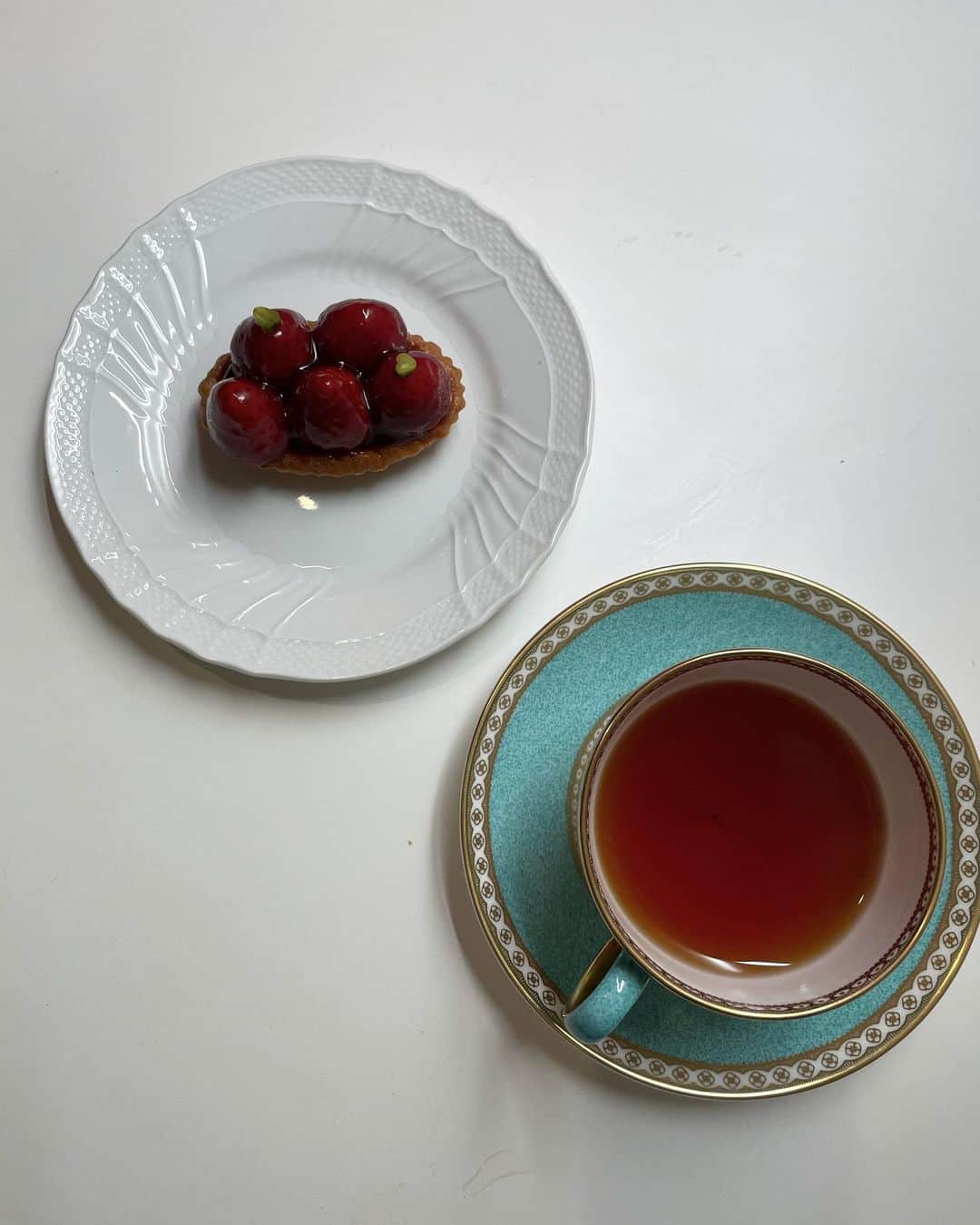 MARISのインスタグラム：「My fav time recently🍰 最近食器を一気に新調したの❤️  また載せるね✨ おやつタイムが最近大好きな時間🍓  tea cup: @wedgwood  plate : @ginori1735  これはおばあちゃんからママへママから私へプレゼントしてくれたものと同じもの❤️しかもなんと 今欲しいソファがまさかの私が生まれた時におばあちゃんがママに買ってくれたソファと全く同じだったんだ❣️知らず知らずにおばあちゃんと趣味が似てきてる事が本当に不思議❤️ 今会えたらいろんな話ができたんだろうな☺️ いつの時代もいいものはいいね✨ 歴史のあるものって本当素敵❤️ #ジノリ #ウェッジウッド #おやつ」