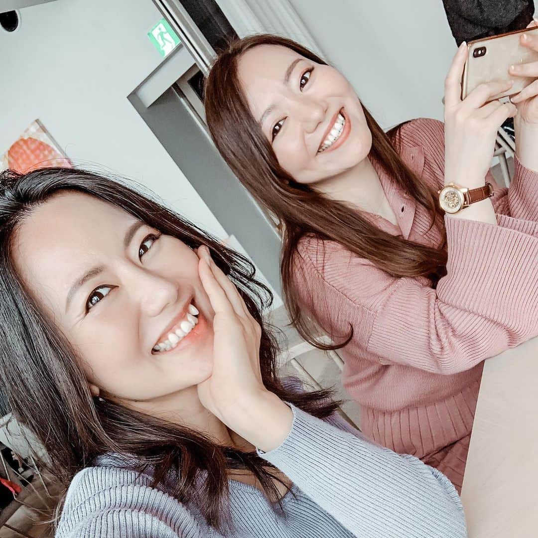 長嶺菜菜子のインスタグラム：「. . 2021年も、笑顔でスタートしましょ🕊☘️🌈﻿ ﻿ ﻿ #どっちが姉でしょう﻿ ﻿ ─︎─︎─︎─︎─︎─︎─︎─︎─︎─︎﻿ ﻿ #沖縄﻿ #2021年のスタート﻿ #姉妹﻿ #長嶺姉妹﻿ #八重歯﻿ #おでこ広め」