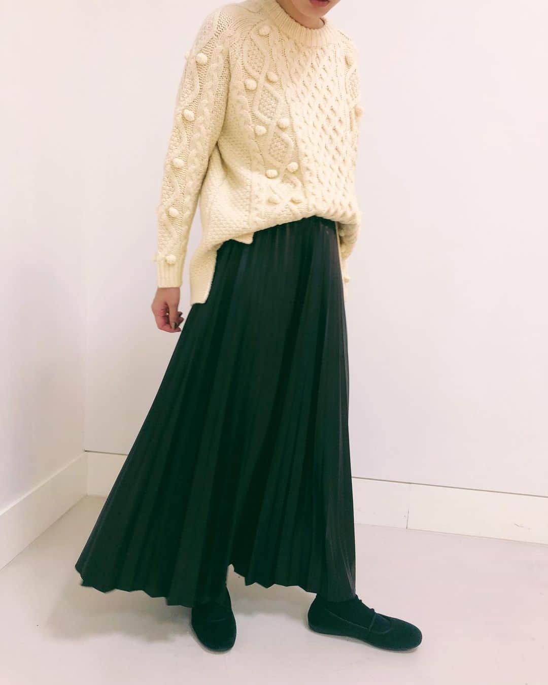 カロリナグレイサーバイシェリールのインスタグラム：「* * 20AW COLLECTION アランニット * * #carolinaglaser #beams #カロリナグレイサー #ビームス #大人可愛い#アランニット #フェイクレザー #プリーツスカート #alberola」