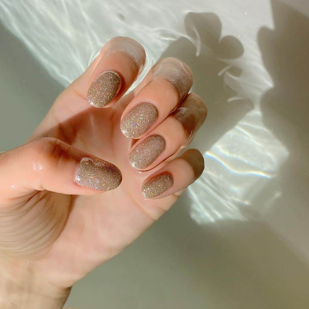 難波礼華のインスタグラム：「new nails 年末にキラキラにしてもらったよ✨ @yuma_mo ありがと💕 HOME全店2021年は1/6からの営業です！ 緊急事態宣言もあるので営業時間短縮と出勤人数を減らして営業行いたいと思います🙏 今後の状況や緊急事態宣言の内容次第で休業や内容が変わる場合があるので予めご了承ください🙇‍♀️ 2021年も皆様のご来店お待ちしてます💕」