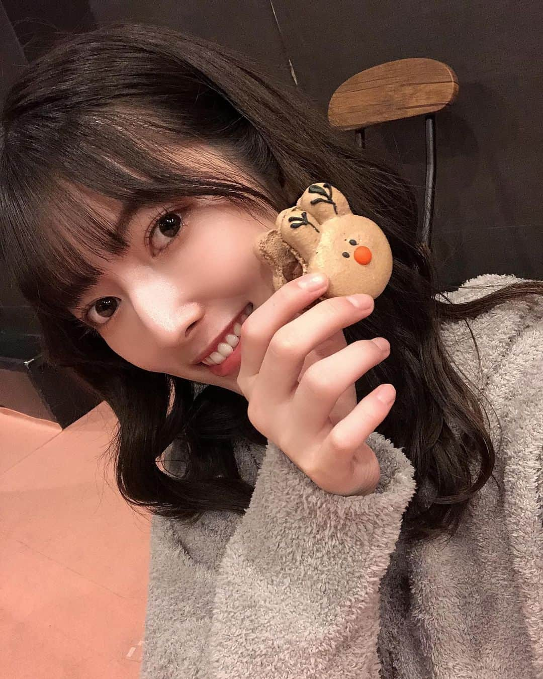 日下部美愛さんのインスタグラム写真 - (日下部美愛Instagram)「トゥンカロン食べた時の！！ この日クリスマスだったから自分用に買ったの 寂しくないよ  #photo #japan #model #me #hair #fashion #fashionblogger #makeup  #followme #instagood #camera #instadaily #dailylook #한국 #맞팔 #사진 #데일리 #셀카 #메이크업  #自撮り #トゥンカロン #뚱카롱 #먹스타그램」1月5日 20時27分 - miakusakabe_official