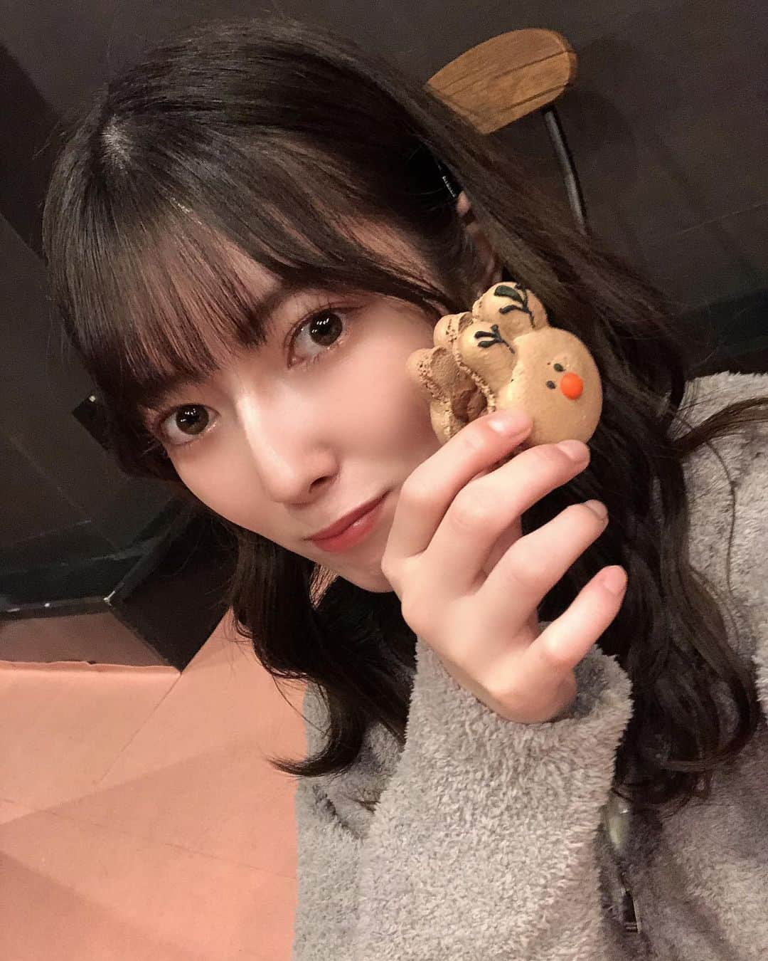 日下部美愛さんのインスタグラム写真 - (日下部美愛Instagram)「トゥンカロン食べた時の！！ この日クリスマスだったから自分用に買ったの 寂しくないよ  #photo #japan #model #me #hair #fashion #fashionblogger #makeup  #followme #instagood #camera #instadaily #dailylook #한국 #맞팔 #사진 #데일리 #셀카 #메이크업  #自撮り #トゥンカロン #뚱카롱 #먹스타그램」1月5日 20時27分 - miakusakabe_official