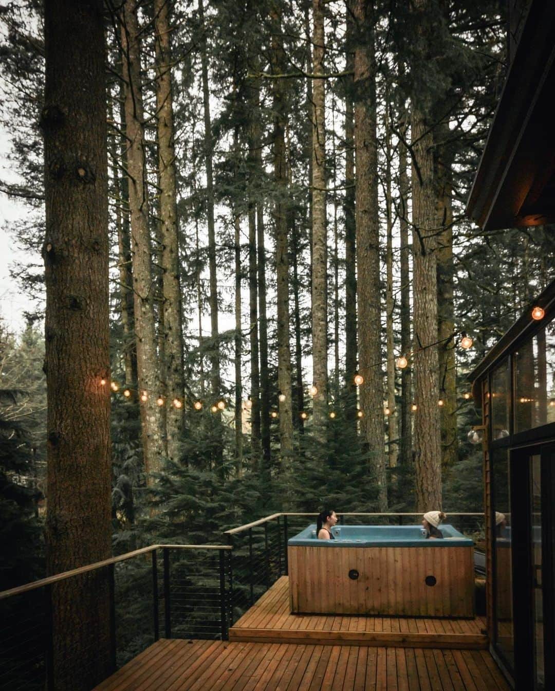 Airbnbのインスタグラム：「Whether you’ve spent the day on the slopes of Mount Hood, the trails through the pines, or the carpet by the fire, we say you’ve earned a nice, long soak. Superhosts Rachel and Rico’s cabin has room to spare, but its best feature might be all the nooks and niches tailor-made for connection and conversation.  Photo: @travelswitheresa」