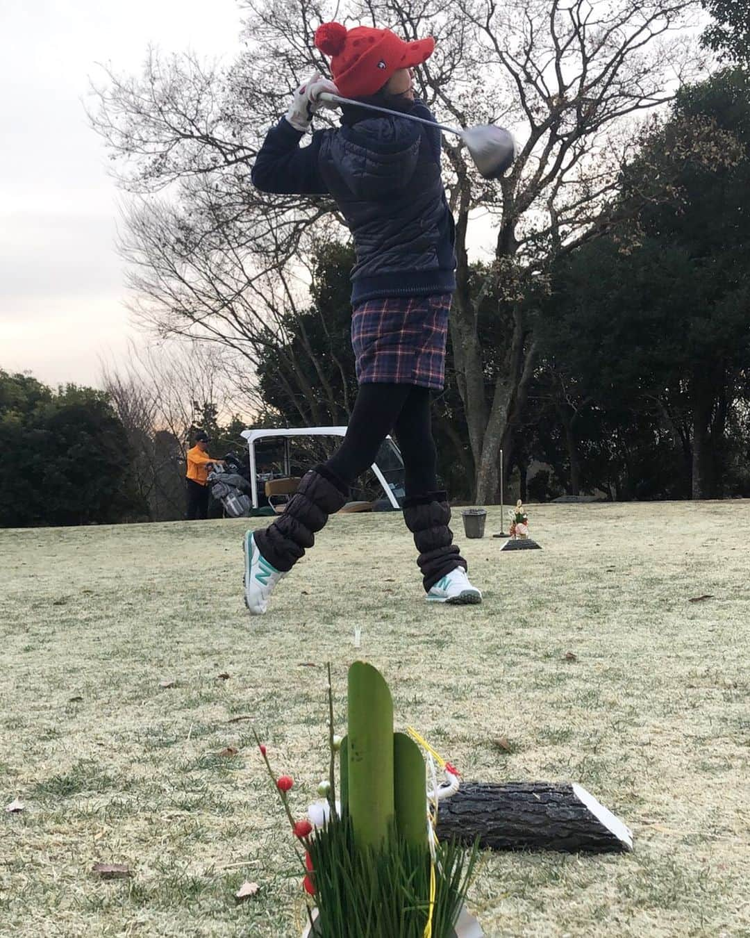 青山恭子のインスタグラム：「. 2021年 初打ち⛳️ . どん曇りの中、思い切ってレギュラーティー⚪️から… 案の定の撃沈😅💦 . 後半はいつものレディースティー🔴から… いつもと変わらぬスコアに何故かご満悦な私〜😂✌️ やっぱり🔴からが落ち着く…😎 . . . #2021年初打ち #今年も始まりました #特に目標はないけど #ケガなく楽しく #小技を磨こう #パター上手くなりたいな #ゴルフ女子 #golf女子 #ゴルフ大好き」