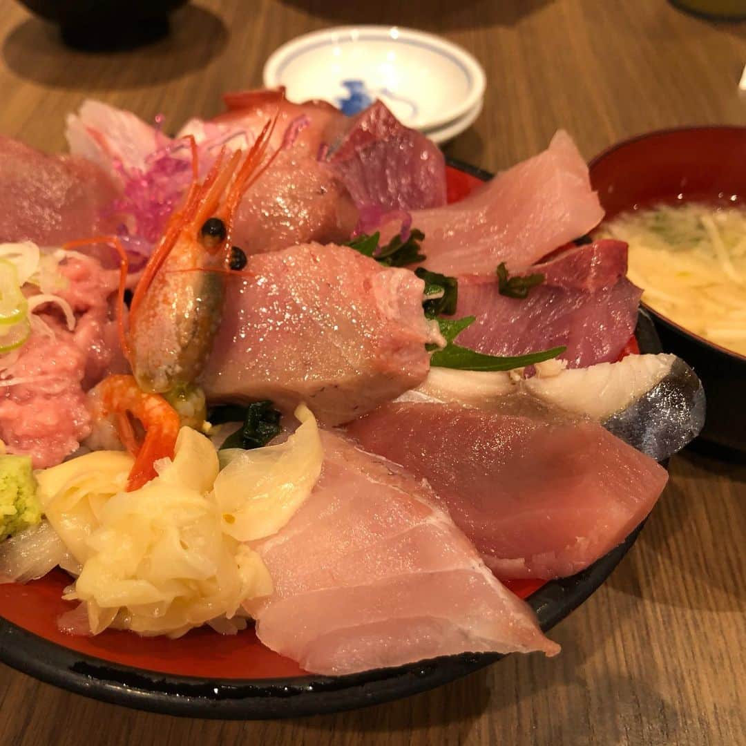 シーサーのインスタグラム：「・ ・ ぐはー◎  #海鮮丼 #海の幸 #酢飯は酢がガッツリがすきです #ぐはー」