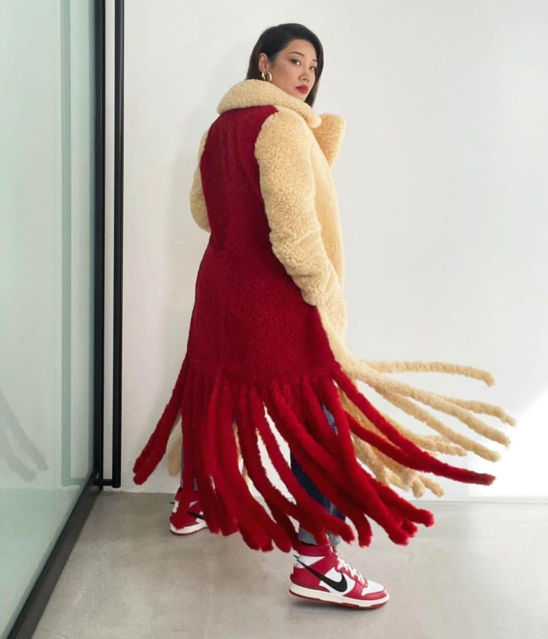 YOONのインスタグラム：「Heard red and yellow are my lucky Feng Shui colors this year.  . NFS <3」