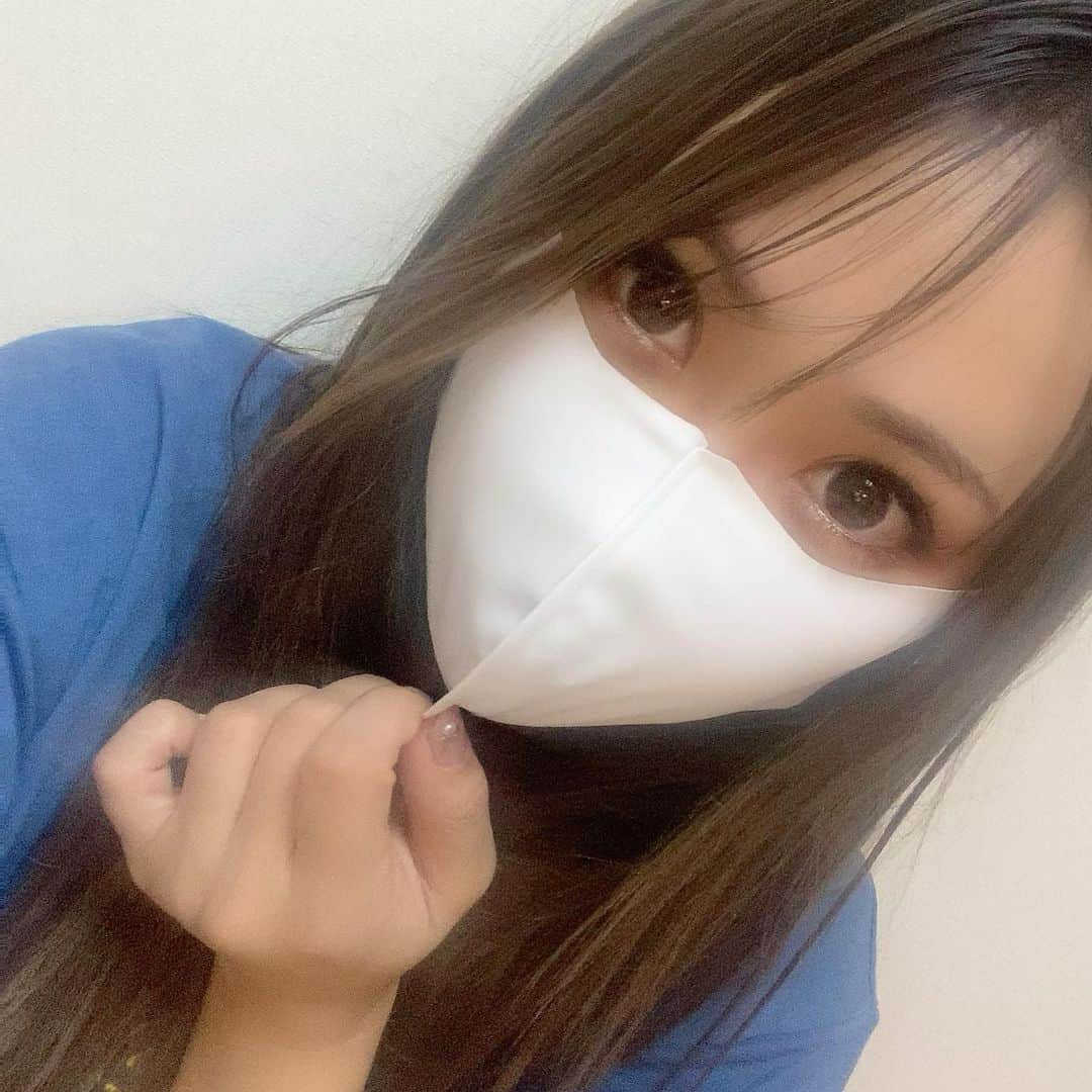 渡瀬茜のインスタグラム：「お正月明け久しぶりにメイク💄 顔すっぽり隠れて息がしやすいのに化粧崩れしないと噂の @blueskunk_  クリーン&ドライマスク使ってみました✨ 呼吸は口コミ通りバッチリしやすい🙆‍♀️  それより感動したのが、化粧してマスクする時一応メイク崩れ防止の化粧水とか使ってるんやけど、それでもやっぱりマスクにメイク移りしちゃうのよ😭 そして顔の下半身メイクしてた？！くらいお化粧気づいたら落ちてるってのが最近スタンダードでしょうがないかって諦めてたけどクリーン&ドライマスクは真ん中にソフトワイヤー入ってるから口元くっつかないから化粧マスクにもってかれない☺️💖  この通り化粧うつりもしていないから感動🥺❤️  #ブルースカンク#クリーンドライマスク#布マスク#洗えるマスク#これいいかも#新しいマスク#pr#噂のマスク使ってみた#協賛」