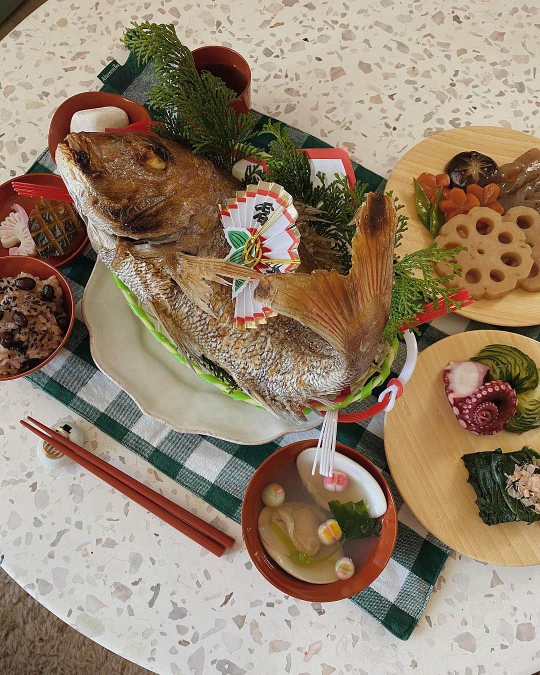 目見田早弥子のインスタグラム：「🪴. 次女のお食い初め御膳♡ 鯛とお赤飯は母の知り合いの仕出し屋さんにお願いして 奈良から送ってもらいました🕊 ⠀ 長女はお食い初めが春だったので 今回はまたちょっと違うメニューになりました! ⠀ ◯鯛 「めでたい」 最初から最後までまっとうし長生きしますように 余った鯛は身を骨からほぐして お頭や骨を煮出してその出汁で鯛めしを炊きました! 長女の時にもしたのですがこれが美味しいのでおすすめです♡ おすましに使った三つ葉も余ると思うので 食べる直前に鯛めしに混ぜ込むと美味しいです♡ ◯お赤飯 鯛もですが赤い色はおめでたいそうです ◯お吸い物 吸う力が強くなりますように ハマグリには将来良い伴侶に恵まれますように という願いがかけられてます 三つ葉を結んで、「縁を結ぶ」という願いも ◯煮物 今回は筑前煮と南瓜の煮付けを作りました 筑前煮は長女の時飾り切りが初めてだったので かなり時間がかかったのですが 今回はコツも掴めて思ったより良い形&早い時間でできたかな! 煮物ではないですが蒲鉾を鶴の形に飾り切りして 南瓜の甲羅と合わせて長寿を表しました ◯香の物 タコと胡瓜の酢の物と梅干し タコは「多幸」を表します 胡瓜は蛇腹にして華やかに 胡瓜の上下に割り箸を置くと簡単にできますよ😌 梅干しはシワがたくさんよるまで長生きしますように と願いを込めて ◯歯固め石 長女がコレクションしていたお気に入りの石です😂 ※しっかり消毒しました ◯番外編？ 長女の時は季節が春だったのもあって 菜の花のおひたしをして、 今回は冬なので菜の花は無かったのですが 夫がおひたし好きやし 品数をちょちょっと増やせるので 御膳にいれてみました🌟 ⠀ 我が家は茅乃舎のだしをよく使います! 今回だと煮物、おすまし、おひたしに使ってますね◎ ⠀ 参考にしたいと言ってくださった方、 遅くなりすみません~🙇🏻‍♀️」