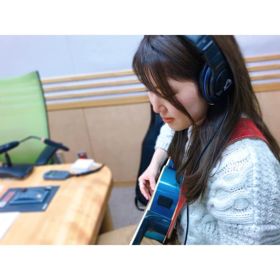 おかゆのインスタグラム：「🐶🎸📻💐🐾🌈 . 昨日は新年最初のラジオアミューズメントパーク 「ラジおかゆ」の収録でした📻❤ . 沢山のお便りやツイート 本当に嬉しかったです🥰 リスナーの皆さんありがとうございました！💌 今年も１年、宜しくお願いします🎍 . 「ラジおかゆ」のディレクターさんから 差し入れを頂いて、昨日の夜と 夜中の創作中、今朝頂きました🍙😋 お心遣いに感謝です🐶🌈 . 明日の放送で「おかゆウタ」の収録曲解禁🎊 お楽しみに…！ドキドキ…😍 . #ラジおかゆ #おかゆウタ #アルバム解禁 #レギュラー番組 #弾き語り #シンガーソングライター #japanesesinger #singersongwriter #radio #radiopersonality #music」