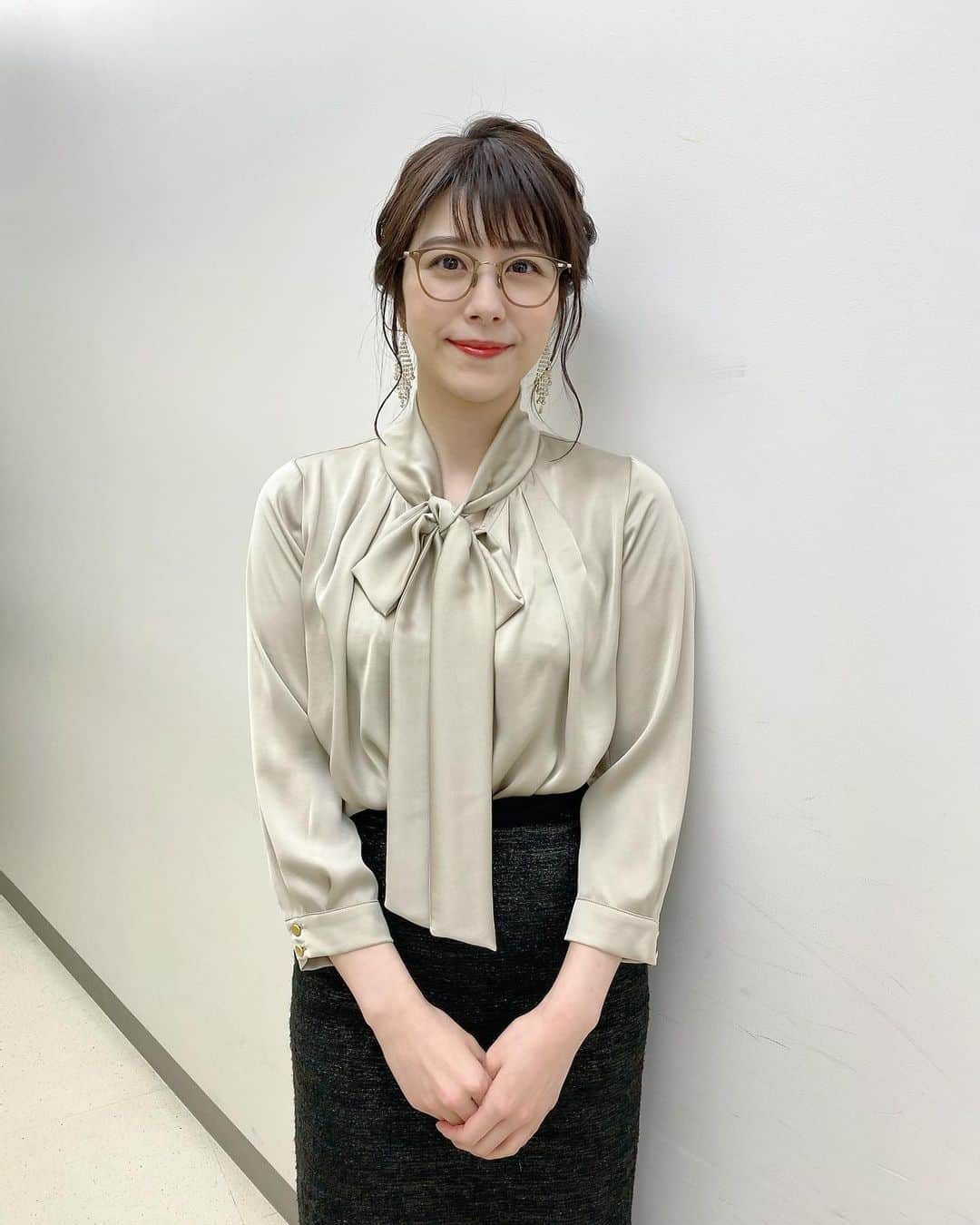 森山るりのインスタグラム：「. この後22時からニュース女子 今年初めての配信です。 女子達からの質問なんでも聞いちゃえ！ な新鮮な企画もありました😚 お時間合いましたらぜひ🙌🏻 . @lanvincollection  @randa_pic  . #1枚目母に似すぎ #家族全員メガネっ子です」