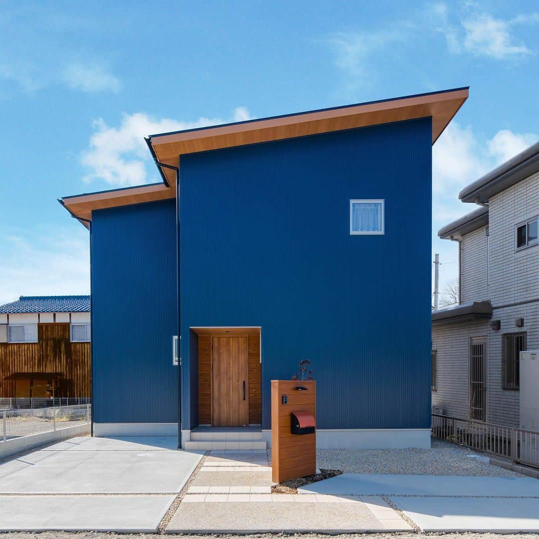 ルポハウス一級建築士事務所さんのインスタグラム写真 - (ルポハウス一級建築士事務所Instagram)「・ ・ ・ ゆるやかな片流れ屋根とグランブルーのガルバリウムが、青空に映える外観。 ・ 大好きな青をチョイスして、見るたびにうれしくなる佇まいになりました。 ・ ・ ・ 𓐌𓐌𓐌𓐌𓐌𓐌𓐌𓐌𓐌𓐌𓐌𓐌𓐌𓐌𓐌𓐌𓐌𓐌  ルポハウスの施工事例はこちらまで☞ @reposhouse  𓐌𓐌𓐌𓐌𓐌𓐌𓐌𓐌𓐌𓐌𓐌𓐌𓐌𓐌𓐌𓐌𓐌𓐌 #ルポハウス は#ちょっとかっこいい家 を"友人のために" という思いでつくっています。 一生に一度の#マイホーム。 「あなたにしかできない」×「ルポハウスだからできる」で、 私たちだけの#家づくり を思いっきり楽しんでみませんか？！ ・ ・ ・ #住宅 #注文住宅 #新築一戸建て #デザイナーズ住宅  #一級建築士事務所 #設計事務所  #滋賀県大津市 #滋賀県草津市 #滋賀県栗東市  #滋賀県近江八幡市 #設計士とつくる家 #外観デザイン #外観イメージ #青ガルバ #グランブルーガルバリウム #杉羽目板 #アイジー工業」1月5日 20時36分 - reposhouse