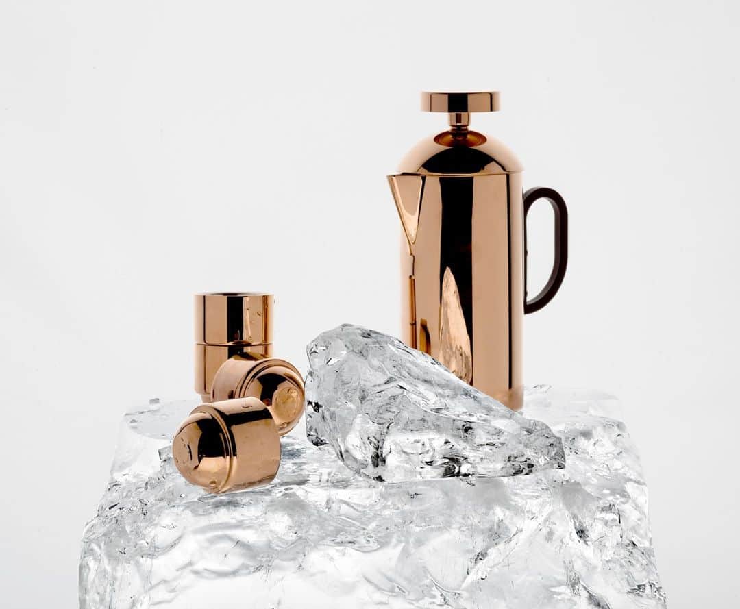 トム ディクソンのインスタグラム：「A proper cup of coffee in a proper copper coffee pot. Tall and tactile with futuristic art deco looks, the BREW cafetiere is precision-engineered to ensure smooth and easy plunging and pouring. Here with the BREW espresso cups.⁠ ⁠」