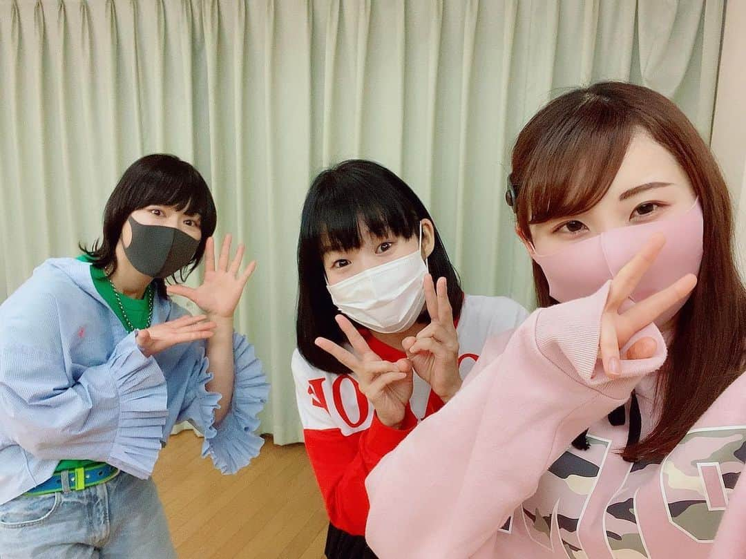 小島あやめのインスタグラム：「おかあさんといっしょのまゆお姉さんと いないないばあのことちゃん！ 久しぶりの再会！ ふふふ😎 #楽しいことをしました #お楽しみに #おかあさんといっしょ #いないいないばぁ  #シャキーン #ソーシャルディスタンス #しっかり保って #大人になったなぁ」