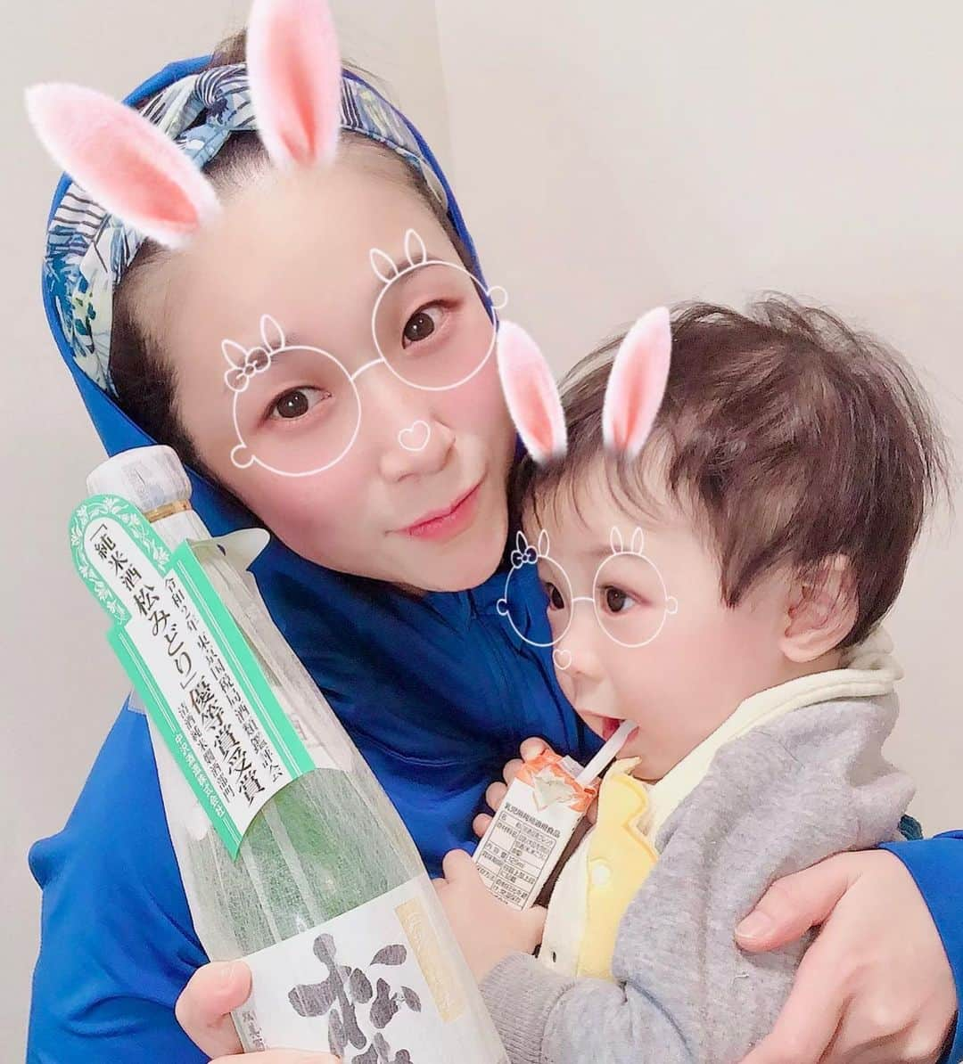 世手子さんのインスタグラム写真 - (世手子Instagram)「Japan will be more self-restraint with a state of emergency (T ^ T) Live events will also change time💦 We are having a meeting. May it be in a better direction🤲 @matsuda.biyori  #緊急事態宣言 始まりそうですね。 1月のライブイベントも時短営業により対応を打ち合わせしてました。 後日またお知らせさせてくださいm(_ _)m 打ち合わせが多くてバタバタ💦 とりあえず色々作業完了させて #中澤酒造 #松みどり で #育児休憩 (^ ^) 香りがよくてわりと辛口でいいね🌟 #寿司太郎 には甘酒で落ち着いてもらってますw 最近、息子に髪の毛を抜かれるので（；＿；）フードかぶってガード😱 さ、また我慢の日々が始まるけど コロナに負けずに頑張ります🔥🔥🔥 #松田町 #ふるさと納税 #お取り寄せグルメ #松美酉 #地酒 #日本酒 #pr」1月5日 20時30分 - rojide