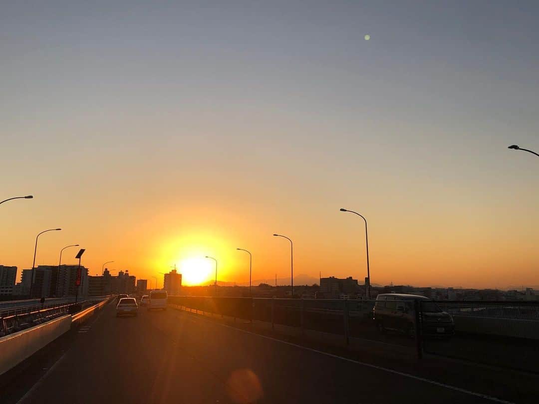 熊澤枝里子のインスタグラム：「goldenな夕陽だった昨日🌅 お天気の良いお正月でしたね☺️✨」