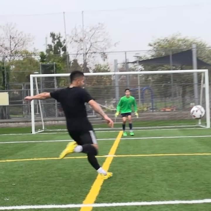F2Freestylersのインスタグラム：「That slo-mo top bins volley kinda feeling 🤩😱💥」